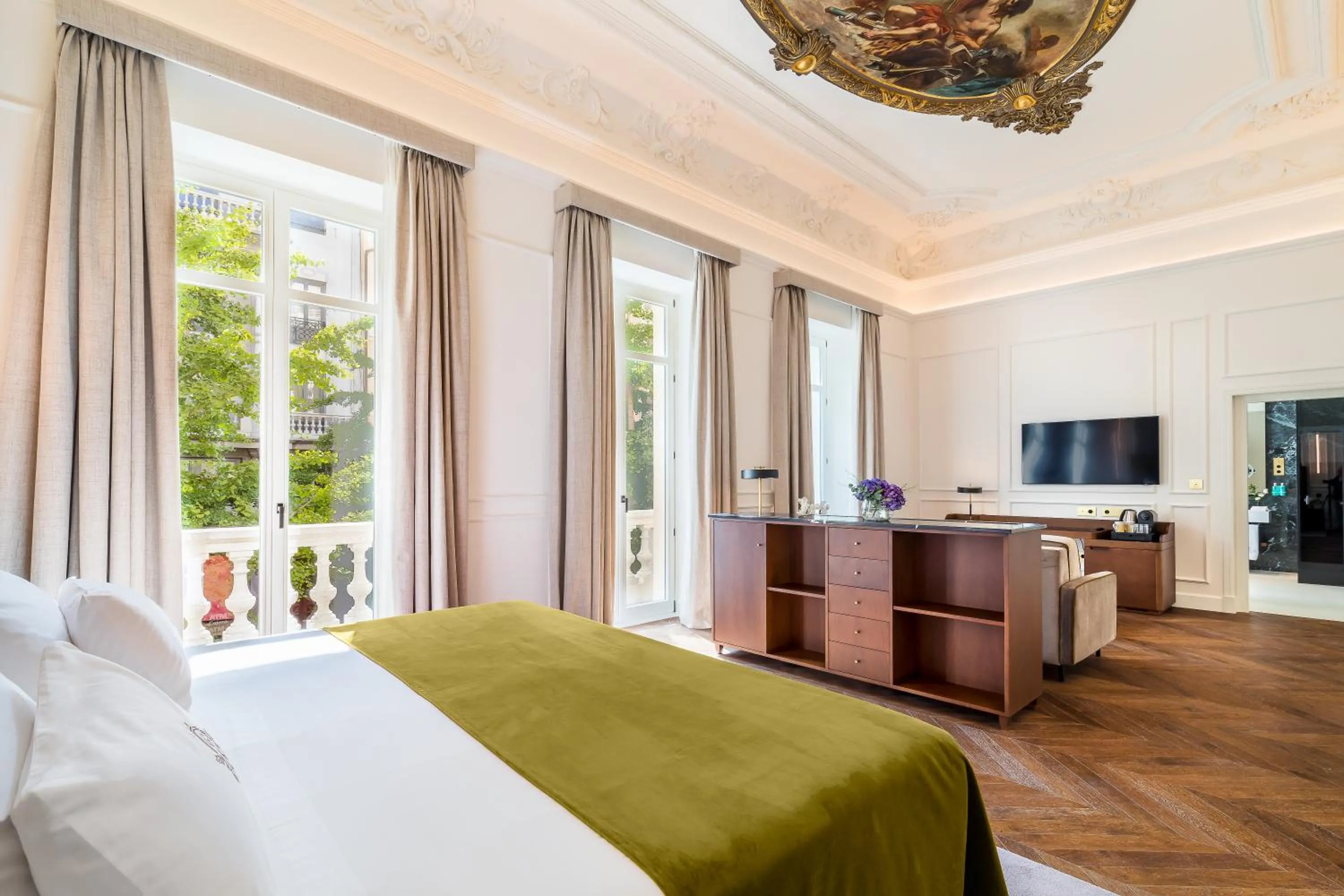 Bed in Palacio Gran Vía, a Royal Hideaway Hotel