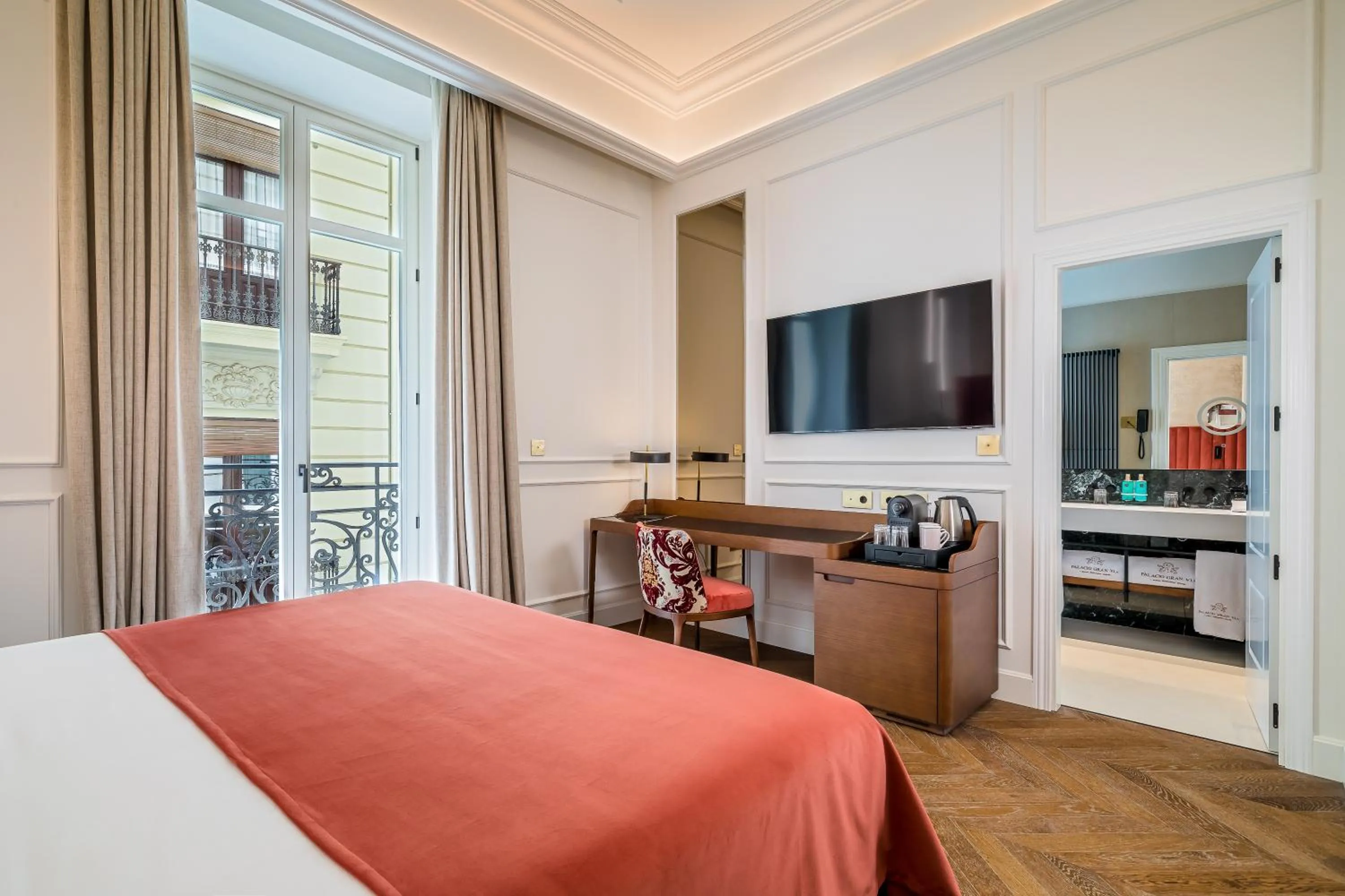 Bed in Palacio Gran Vía, a Royal Hideaway Hotel