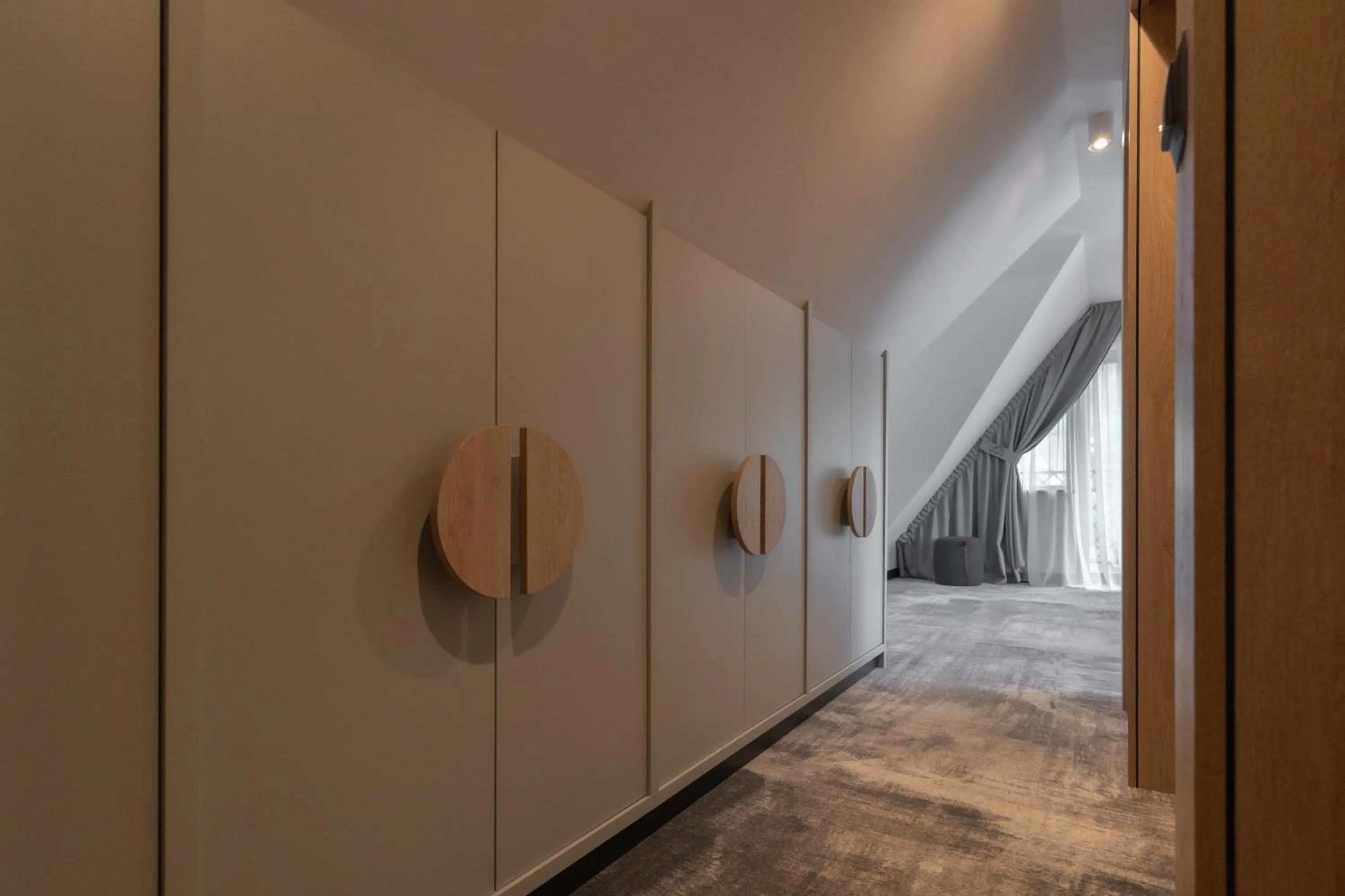 wardrobe, Bed in Wielka Krokiew Residence&SPA - Zakopane - JACUZZI, SAUNA, TĘŻNIA SOLANKOWA, SPA, GRILL