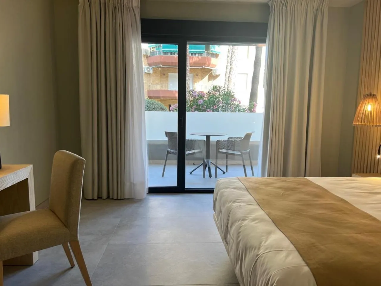 Balcony/Terrace, Bed in Hotel Noy