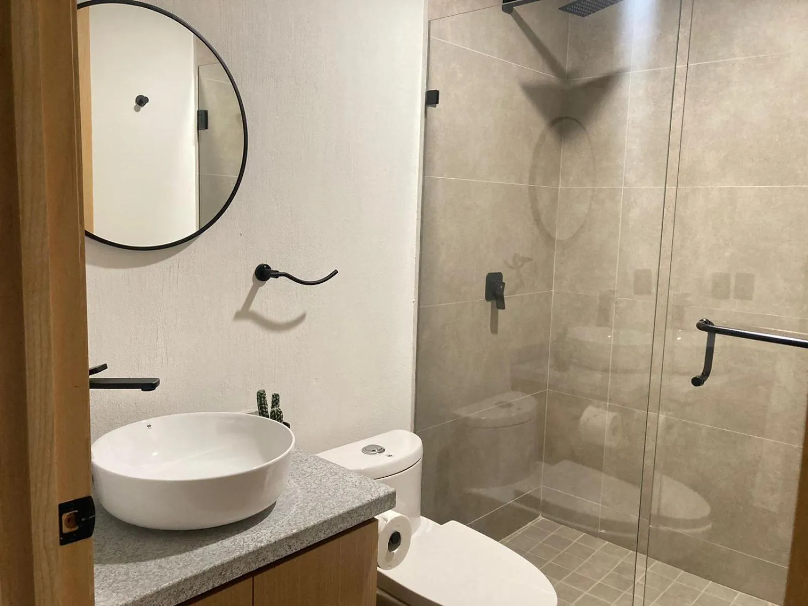 Shower in Punto Panamericano