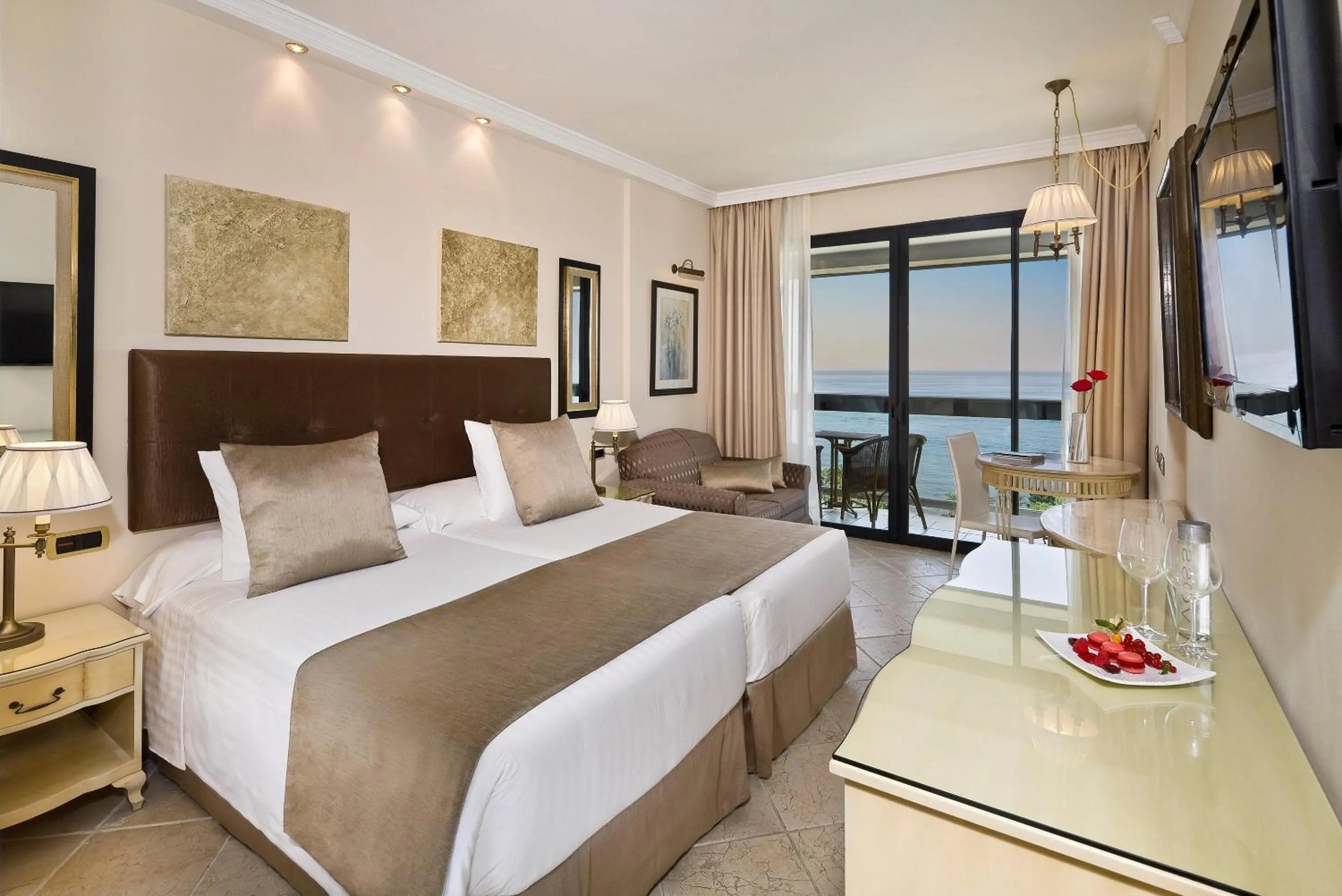 Bed in Hotel Don Pepe Gran Meliá