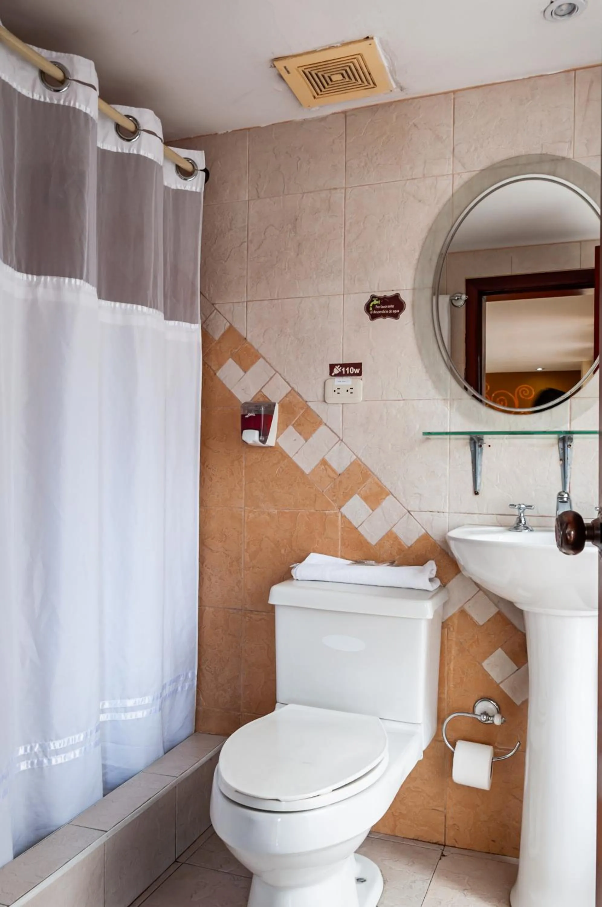Toilet in Hotel Campanario