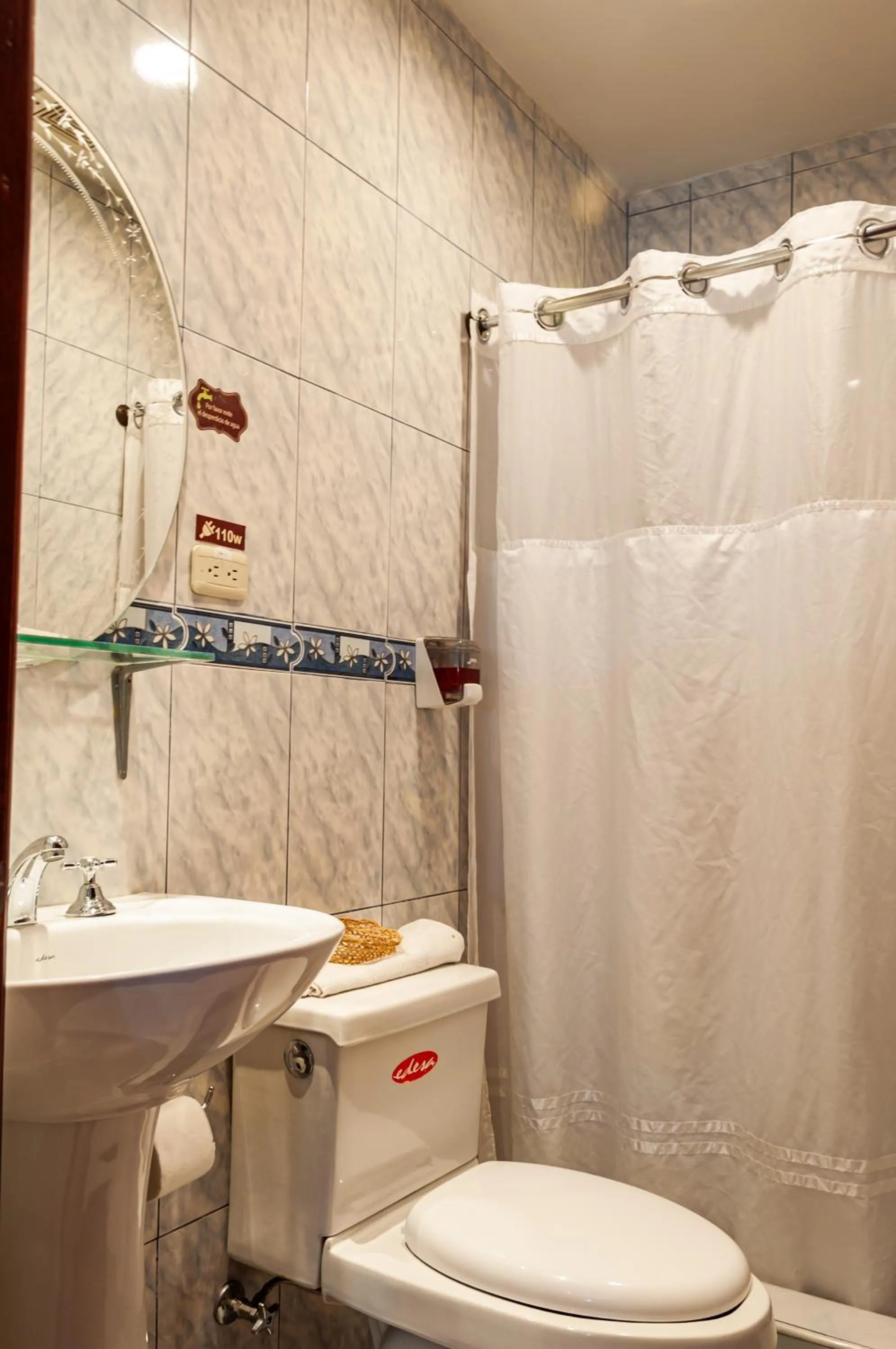 Shower in Hotel Campanario