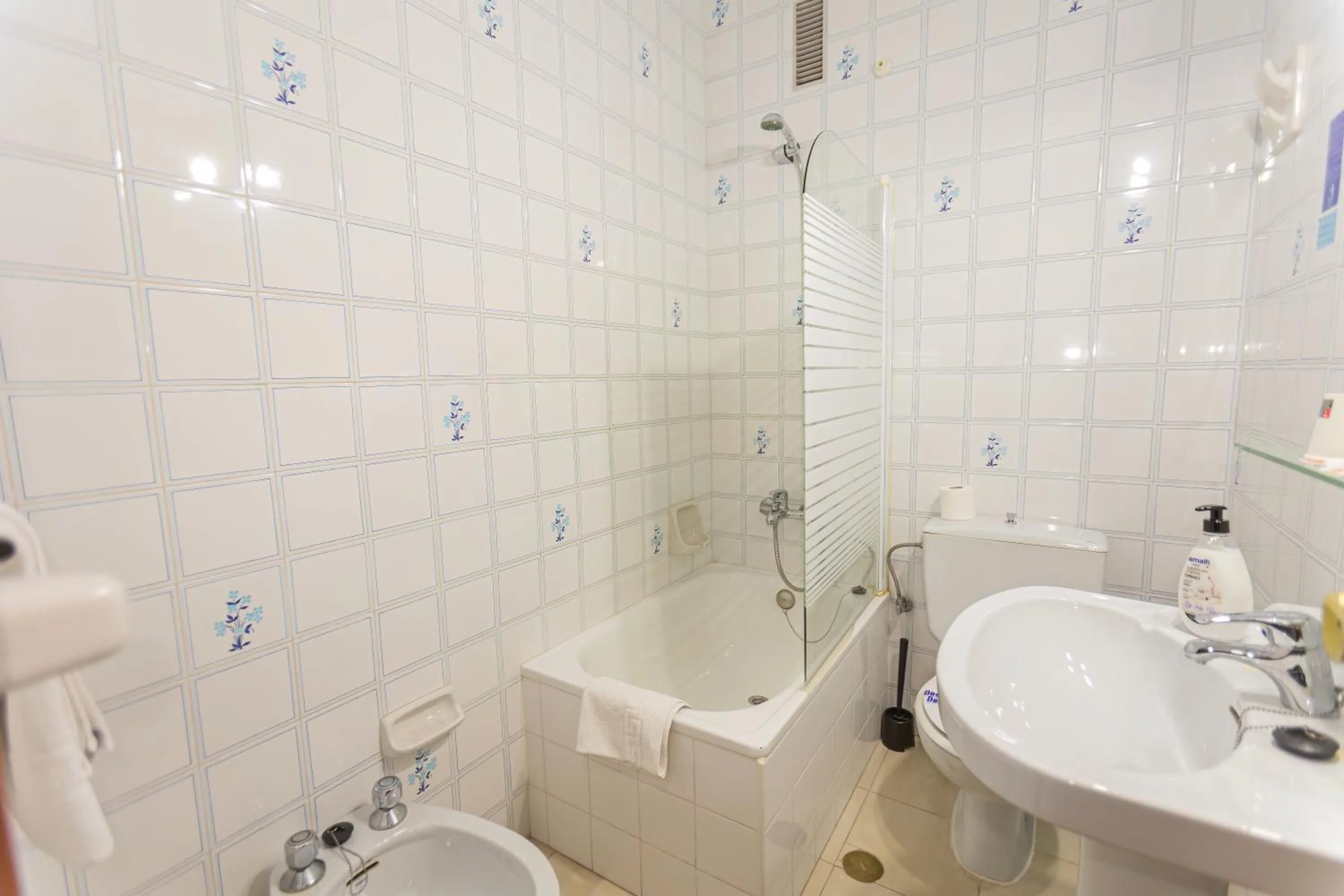 Bathroom in Hotel Tres Jotas Conil