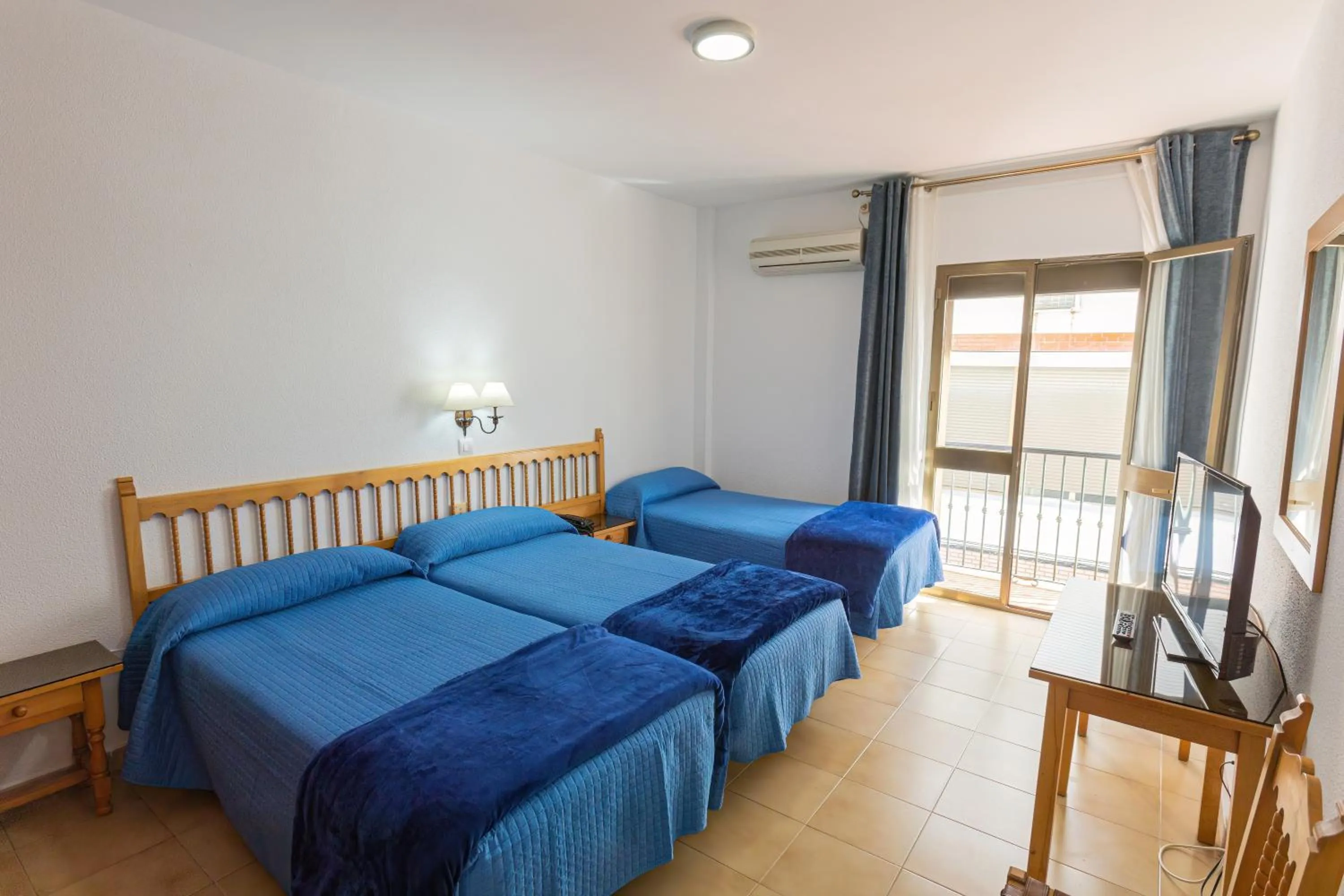 Photo of the whole room in Hotel Tres Jotas Conil