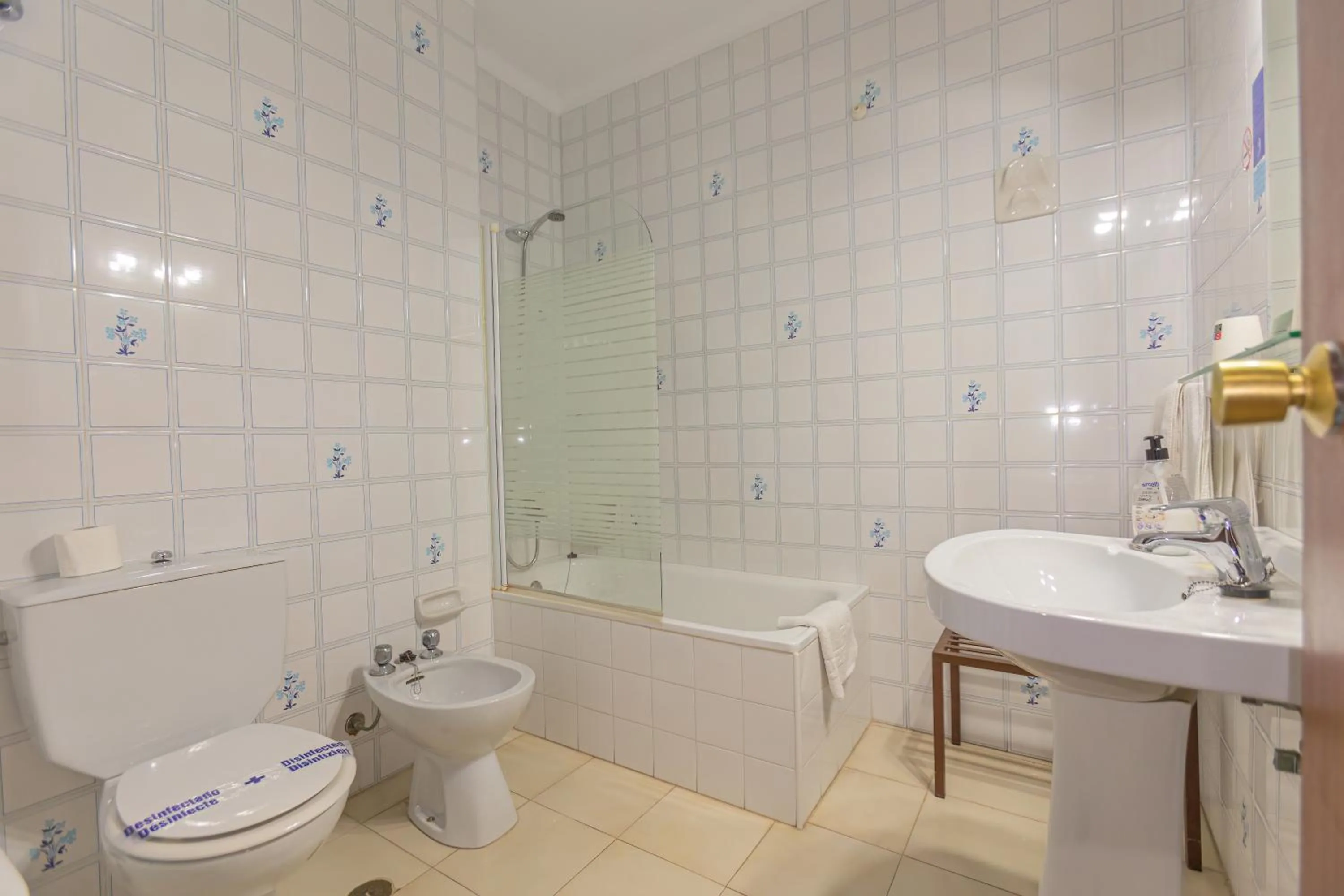 Bathroom in Hotel Tres Jotas Conil