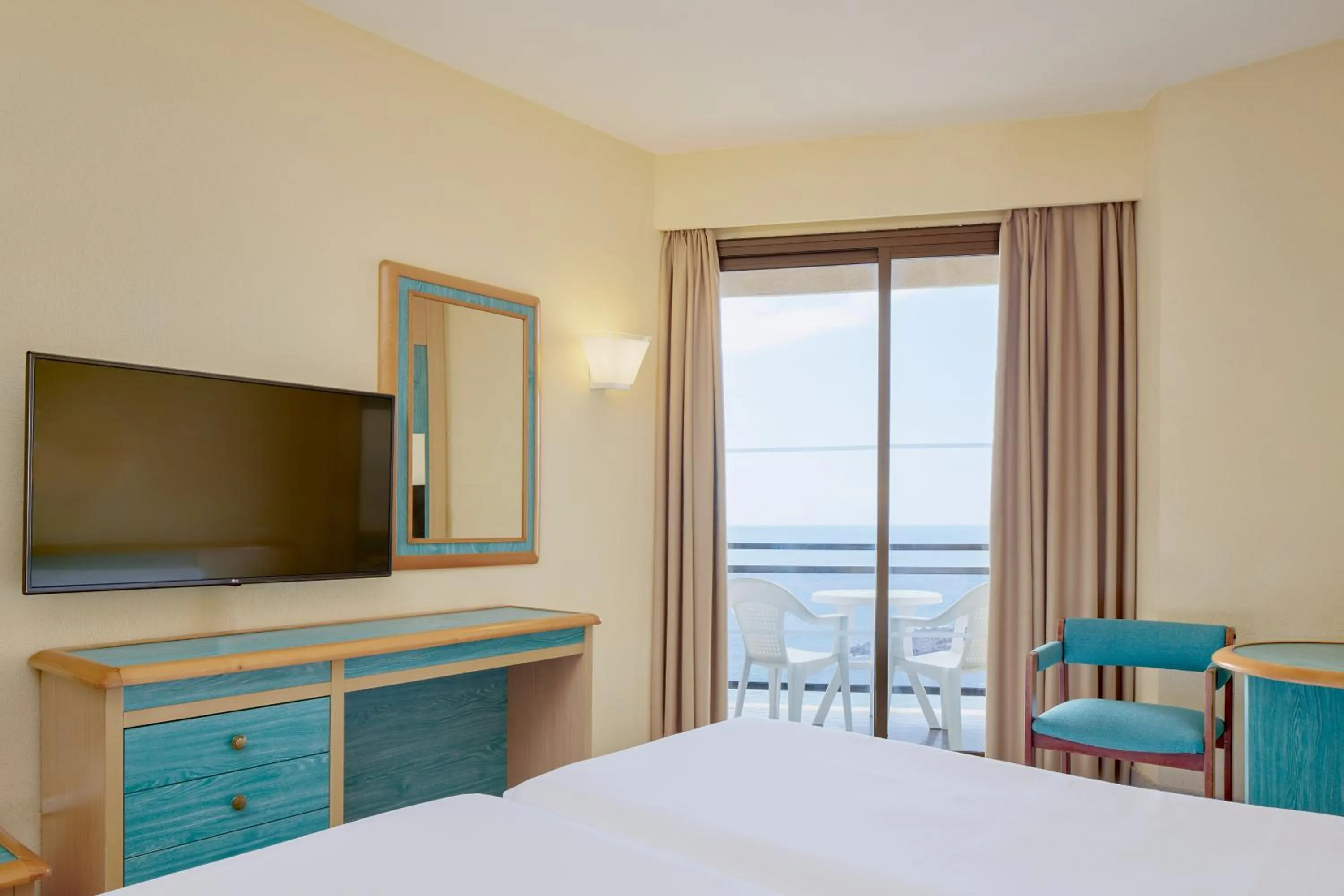 Communal lounge/ TV room, Bed in Sol Tenerife