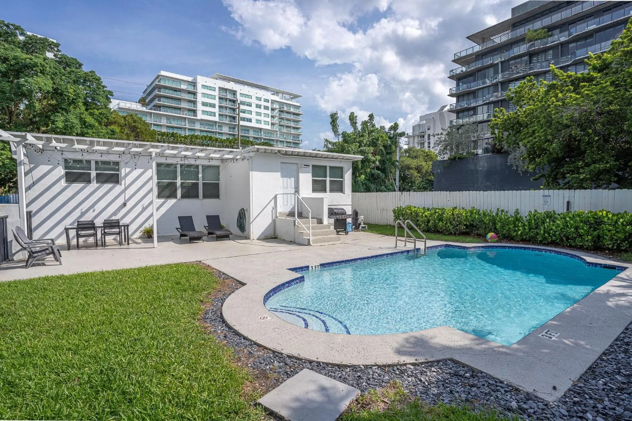 Oia House Brickell Beach 10 minutes Pool Location