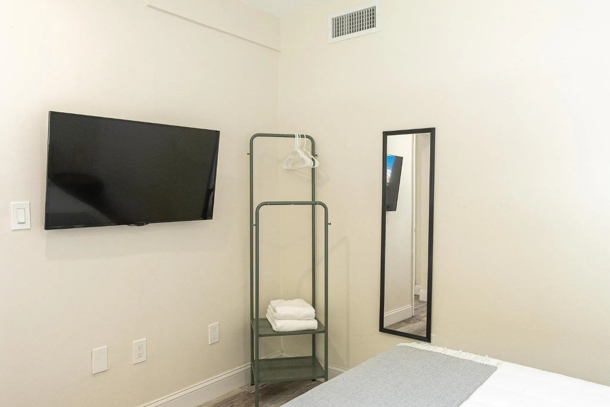 Bed in Oia House Brickell Beach 10 minutes Pool Location