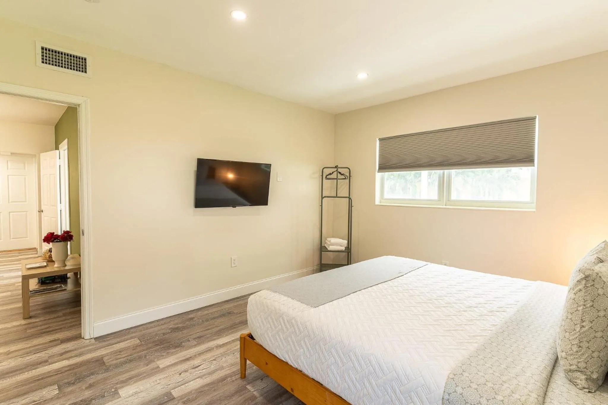 Bed in Oia House Brickell Beach 10 minutes Pool Location