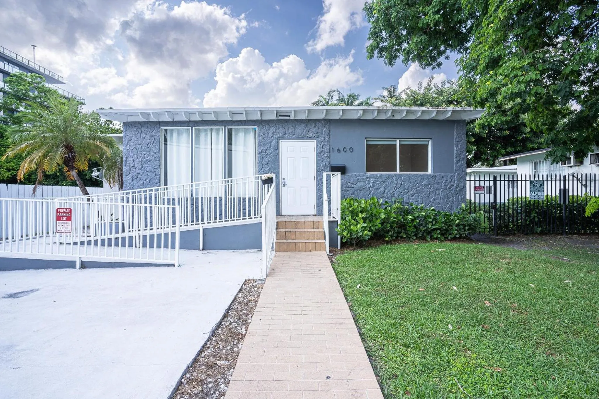 Oia House Brickell Beach 10 minutes Pool Location