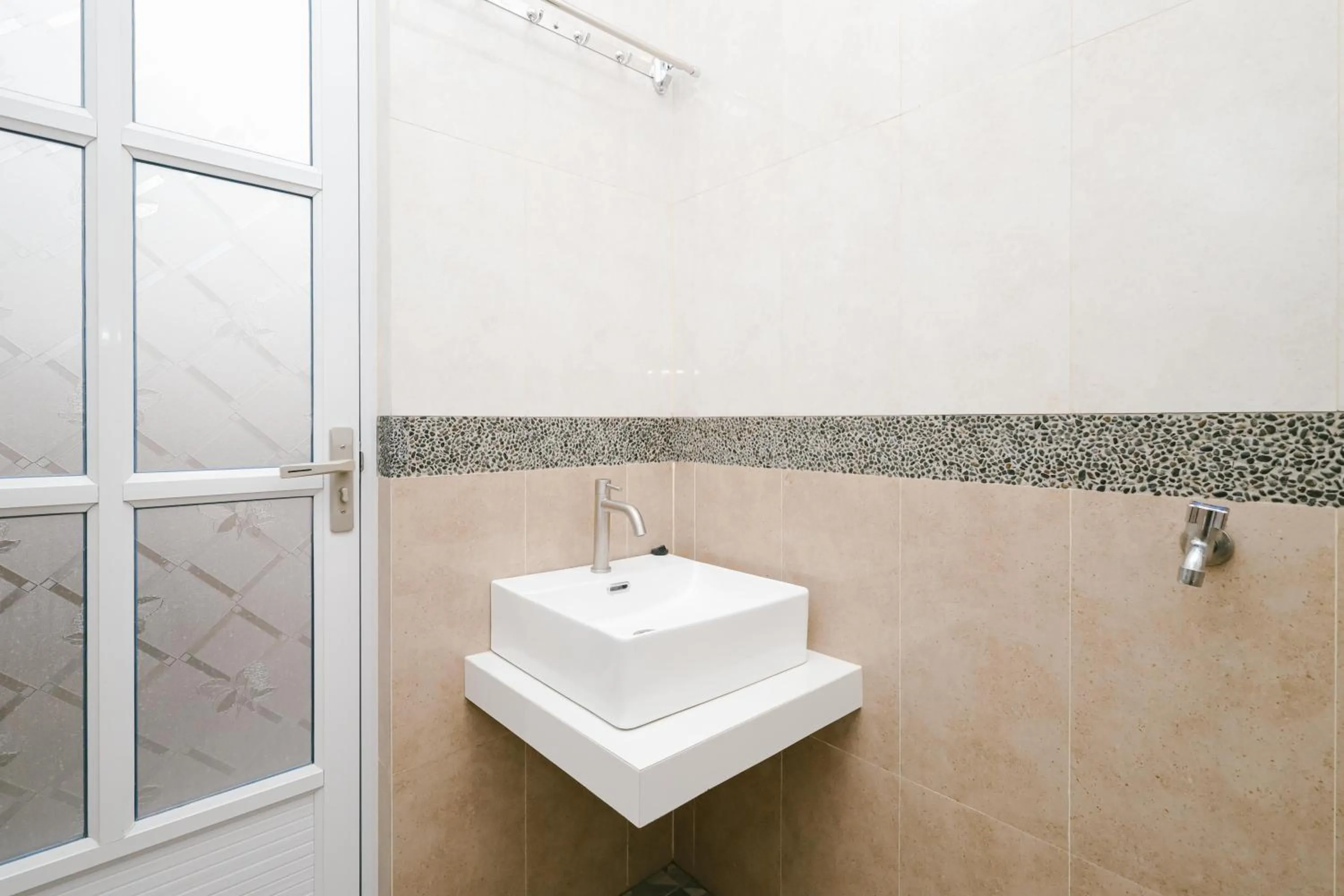 Bathroom in Urbanview B Syariah Lumajang by RedDoorz