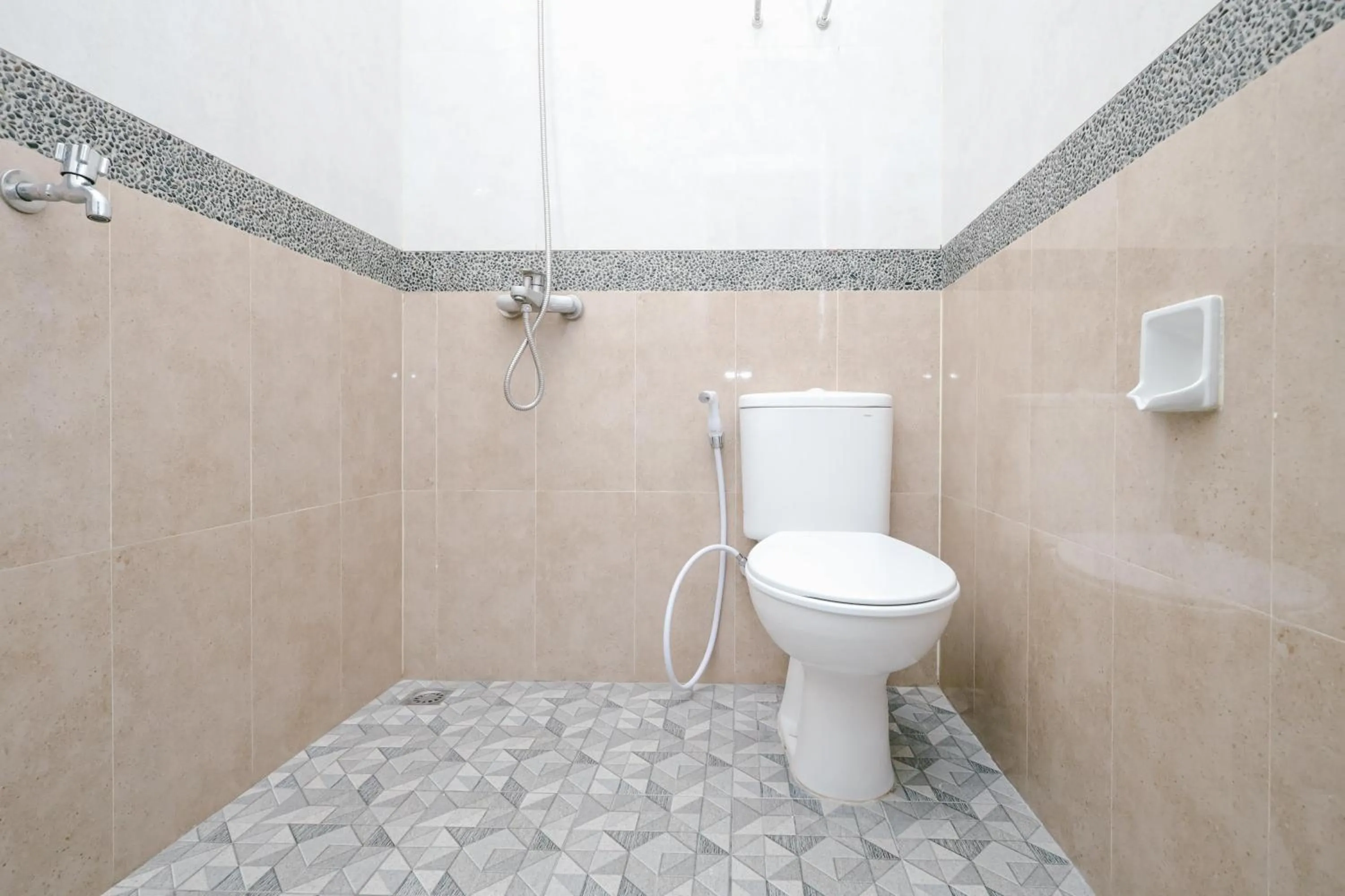 Bathroom in Urbanview B Syariah Lumajang by RedDoorz