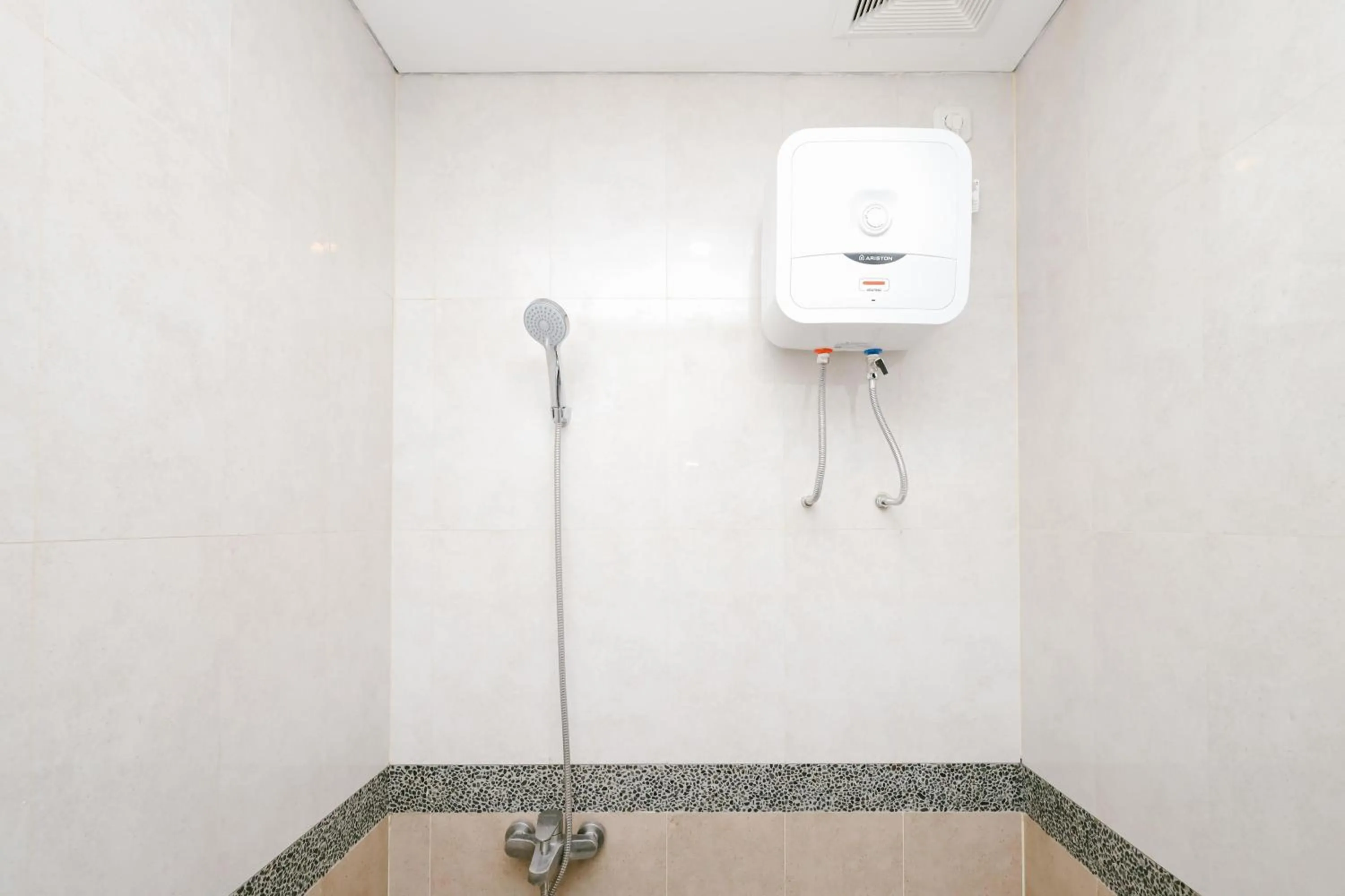 Bathroom in Urbanview B Syariah Lumajang by RedDoorz