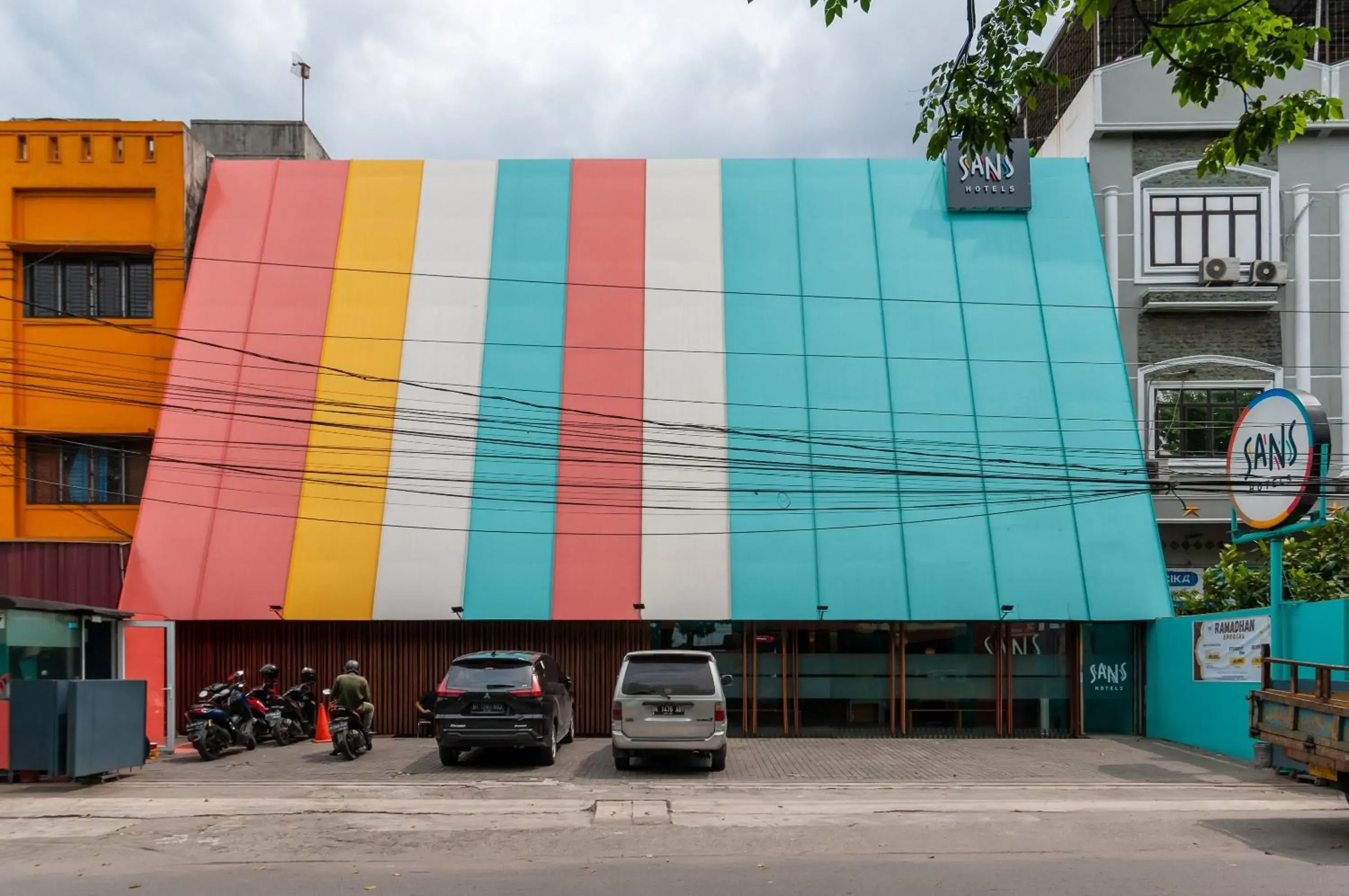 Property building in Sans Hotel Finest Medan Property building in Sans Hotel Finest Medan