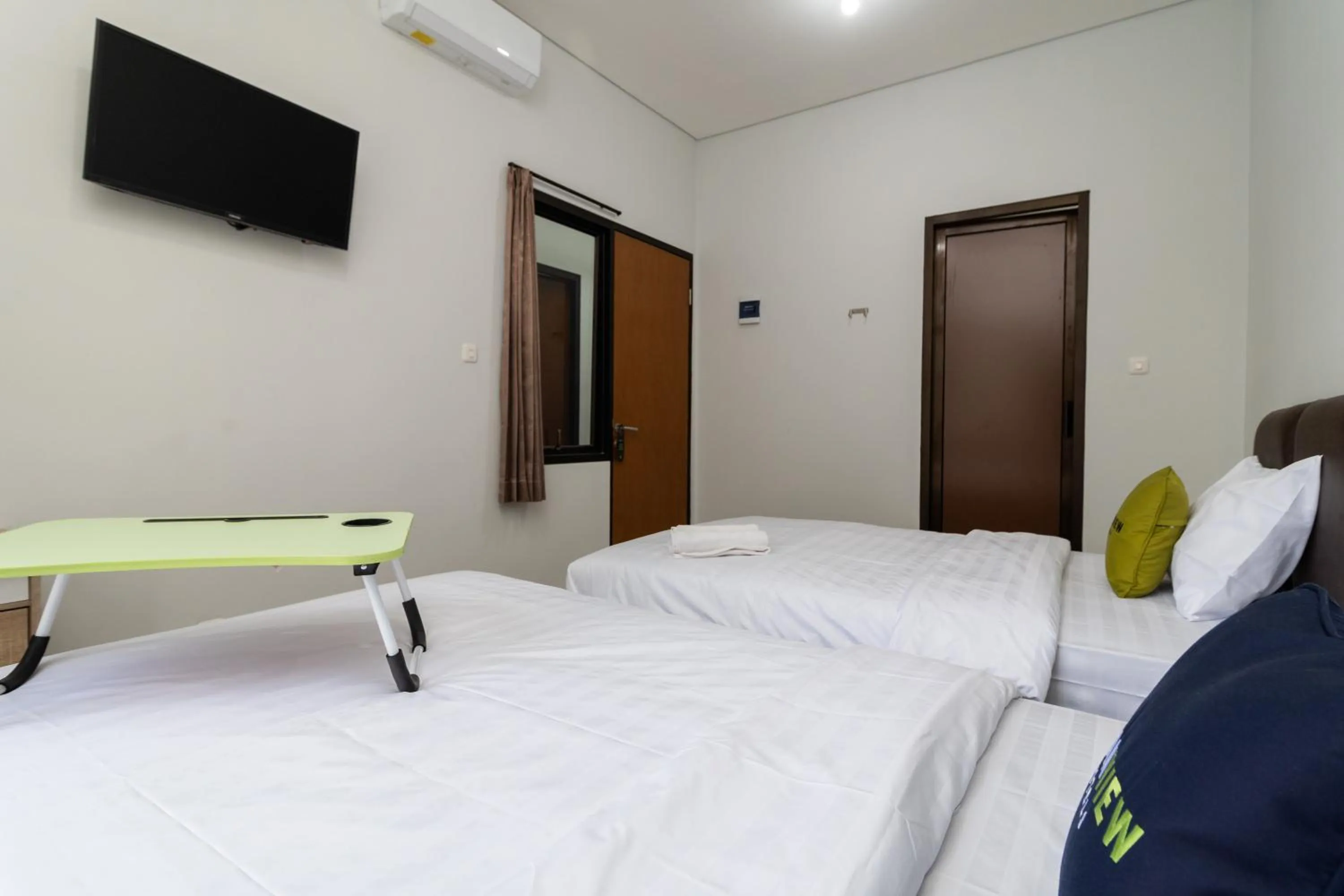 Bedroom, Bed in Urbanview Hotel Pasar Baru Jakarta by RedDoorz