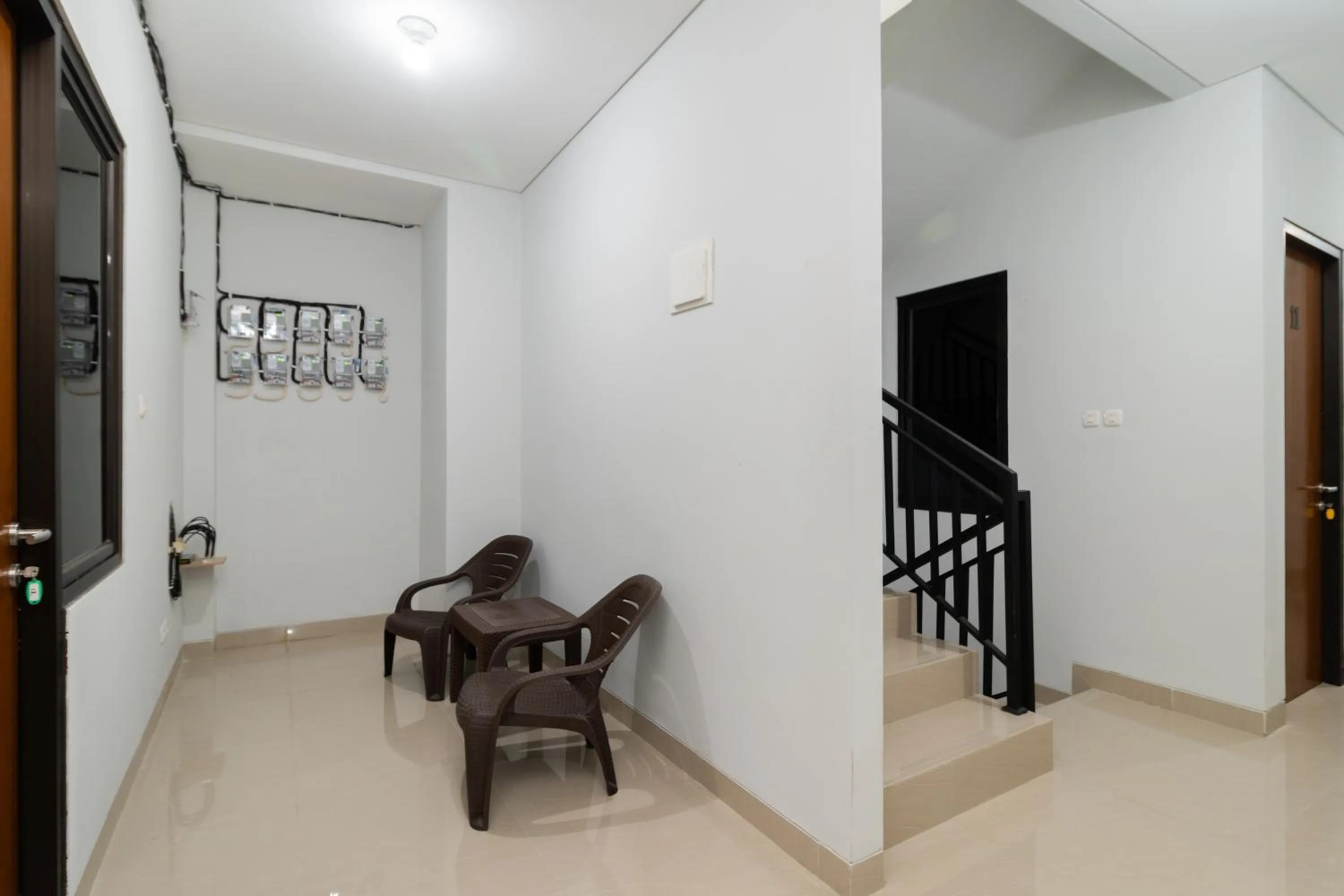 Seating area in Urbanview Hotel Pasar Baru Jakarta by RedDoorz