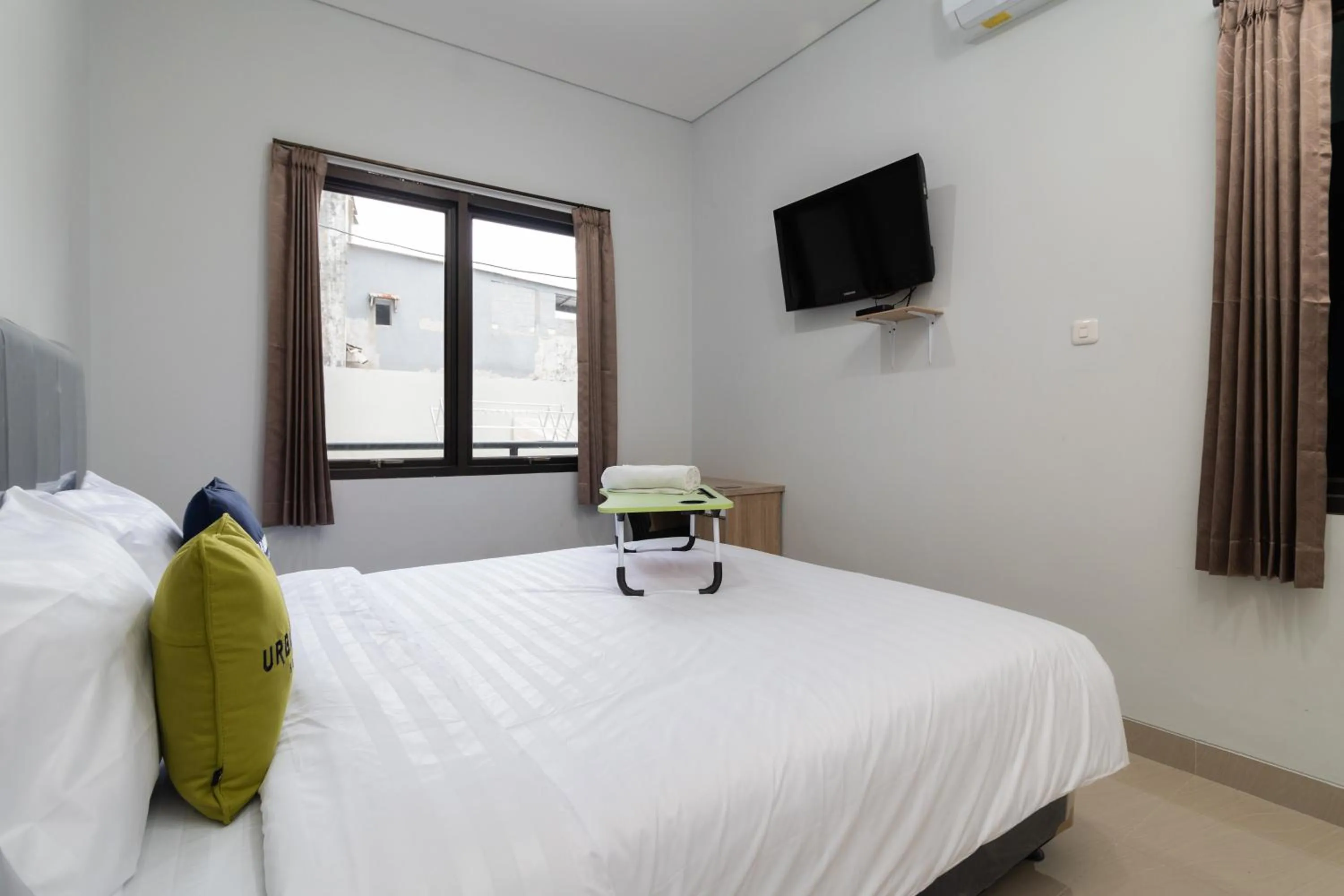 Bedroom, Bed in Urbanview Hotel Pasar Baru Jakarta by RedDoorz