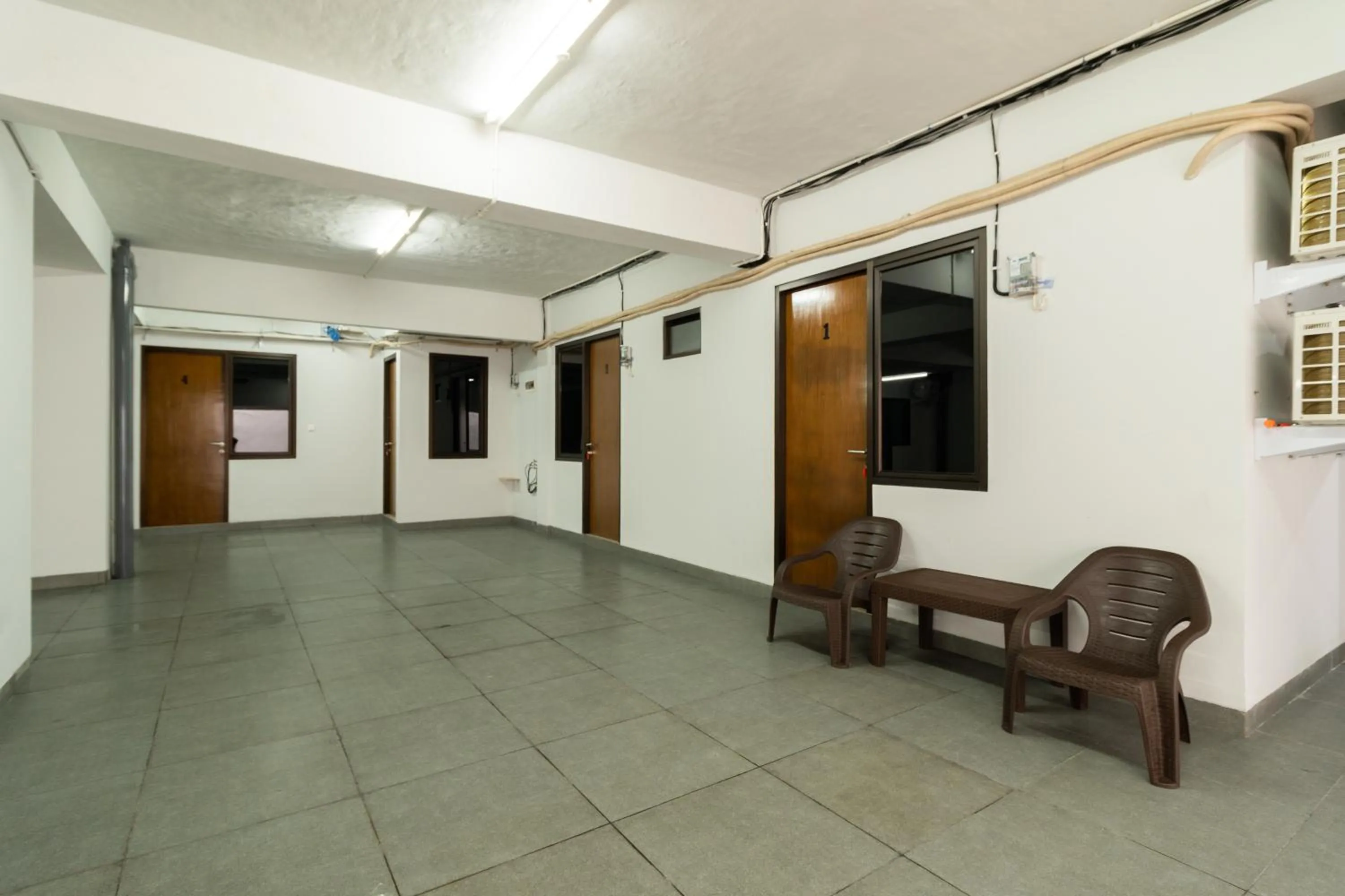 Seating area in Urbanview Hotel Pasar Baru Jakarta by RedDoorz