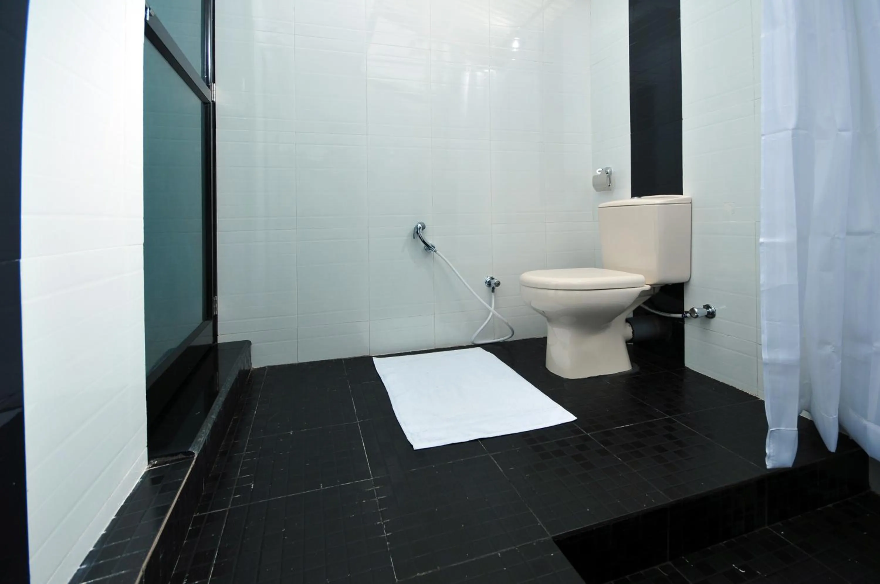 Toilet in The Lake by Maat Hotels