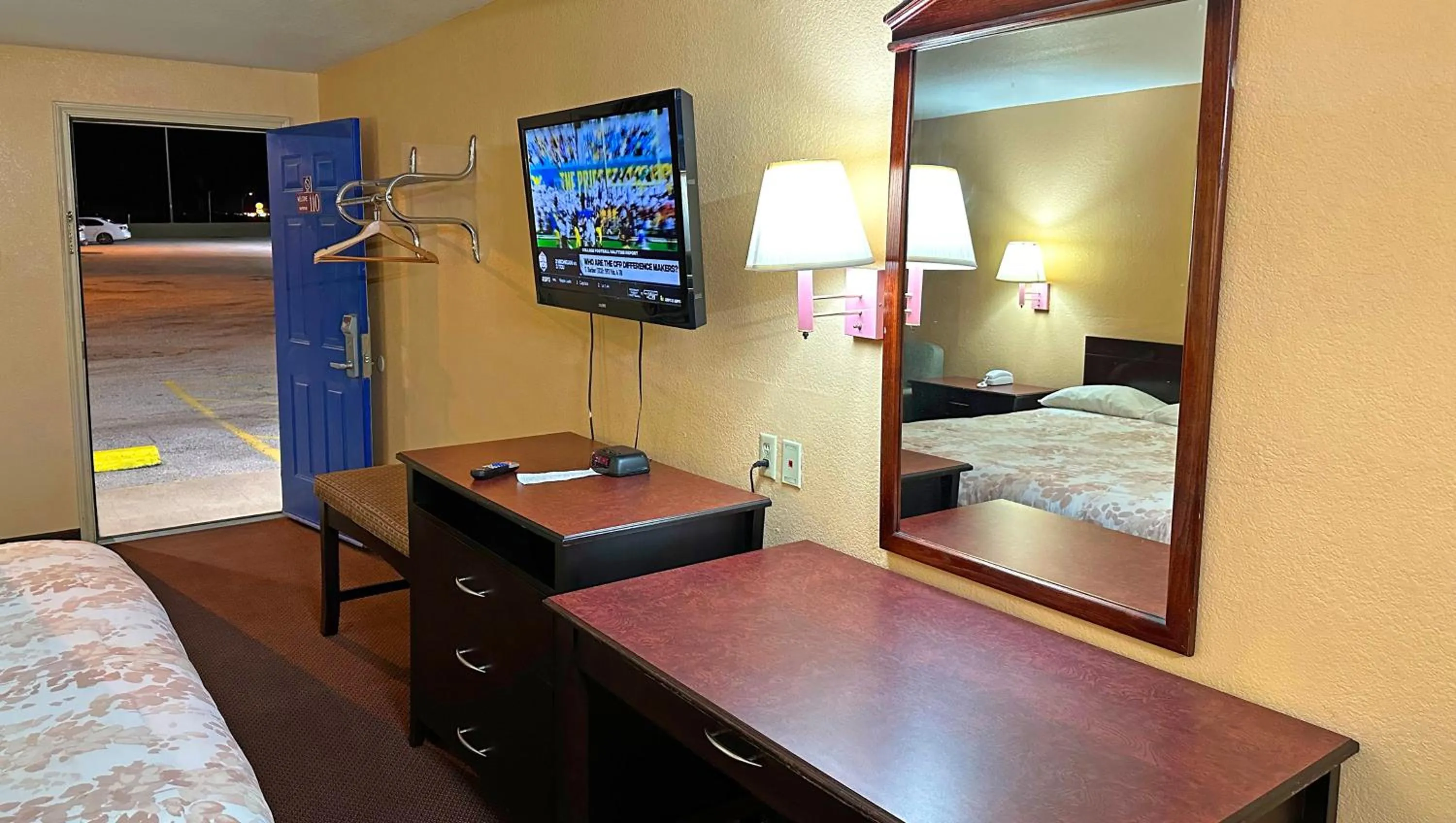 Bedroom, Bed in Apollo Lodge and RV Park