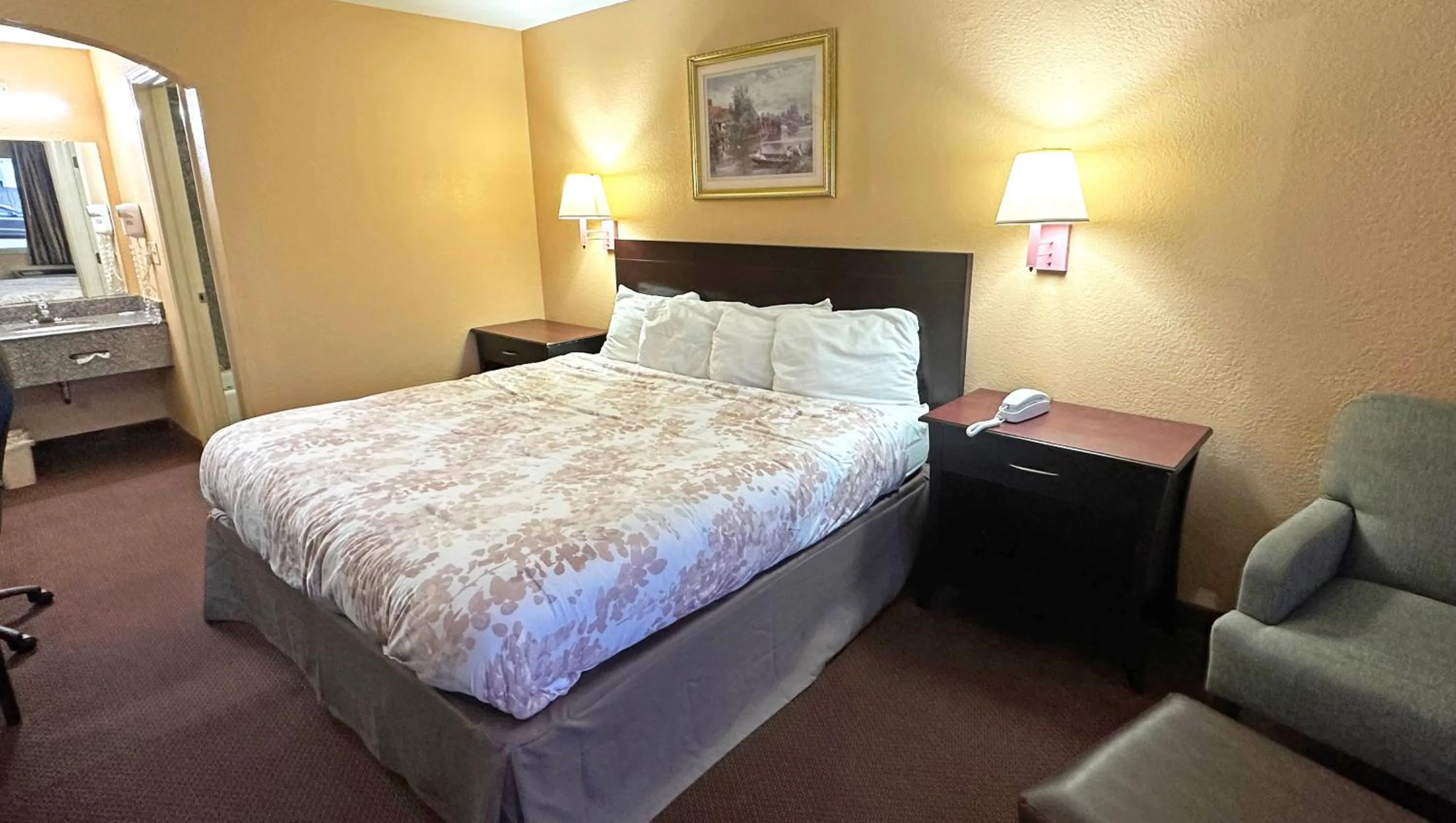 Bedroom, Bed in Apollo Lodge and RV Park