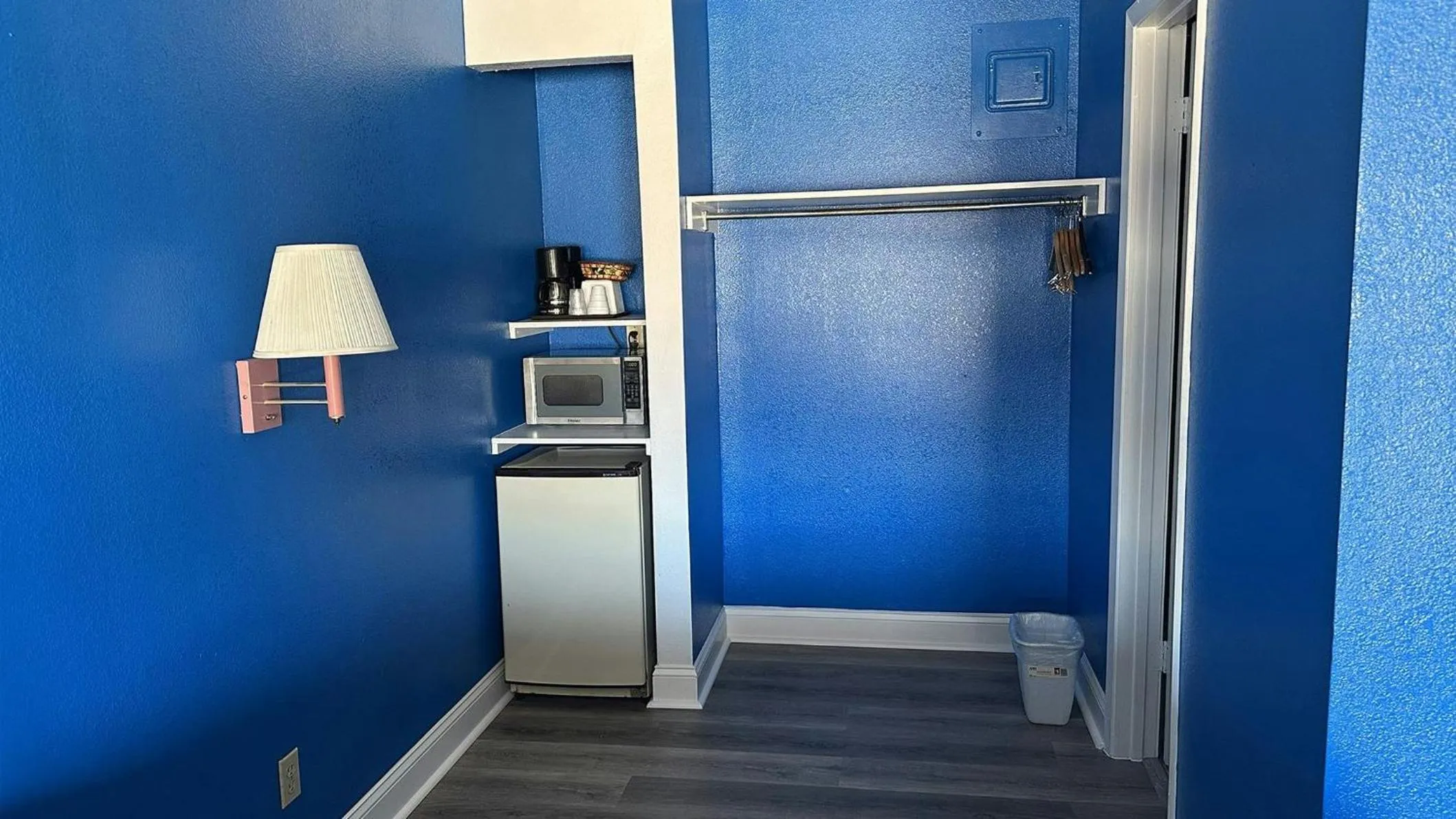 Photo of the whole room in Apollo Lodge and RV Park