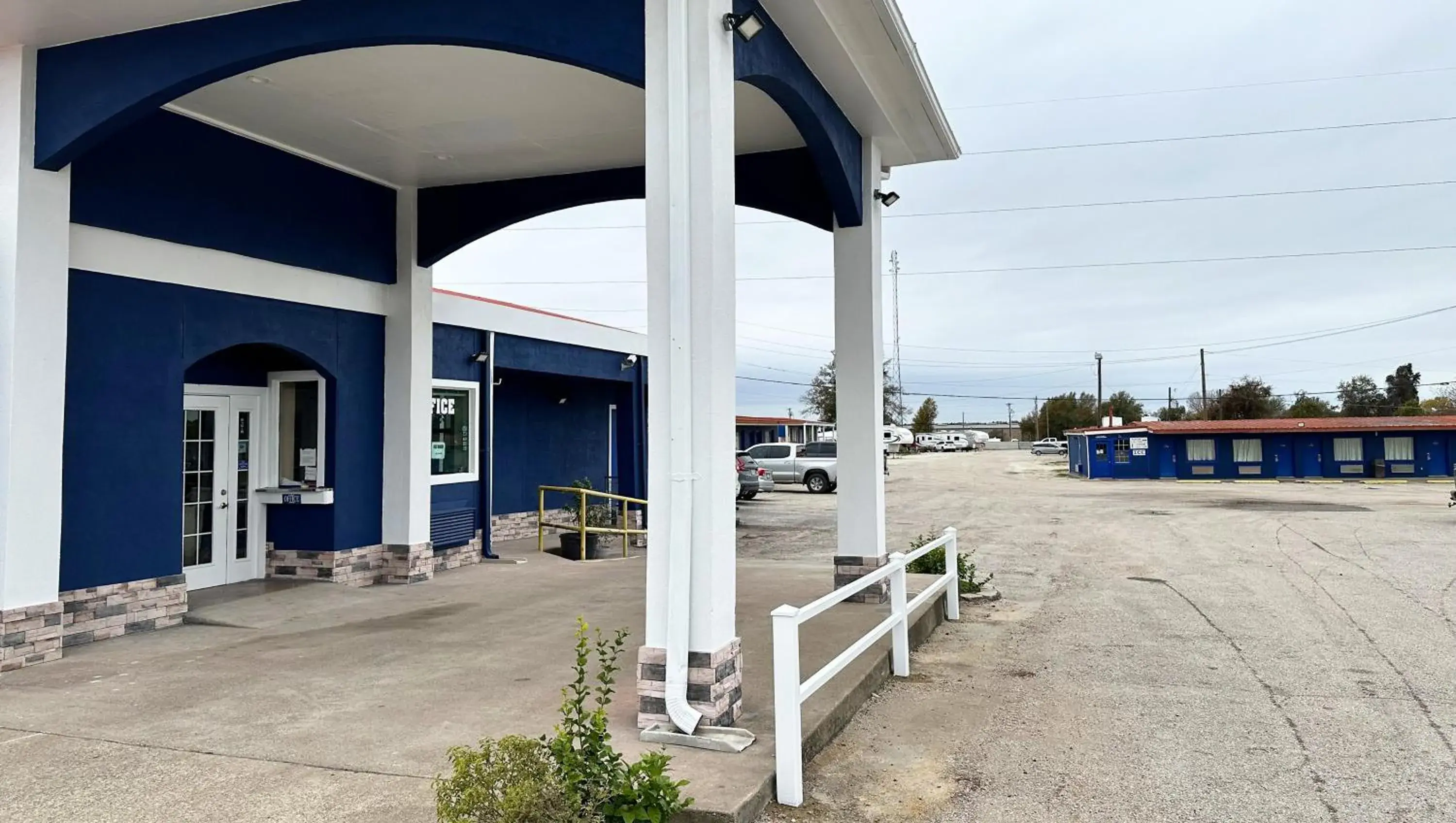 Property building in Apollo Lodge and RV Park Property building in Apollo Lodge and RV Park