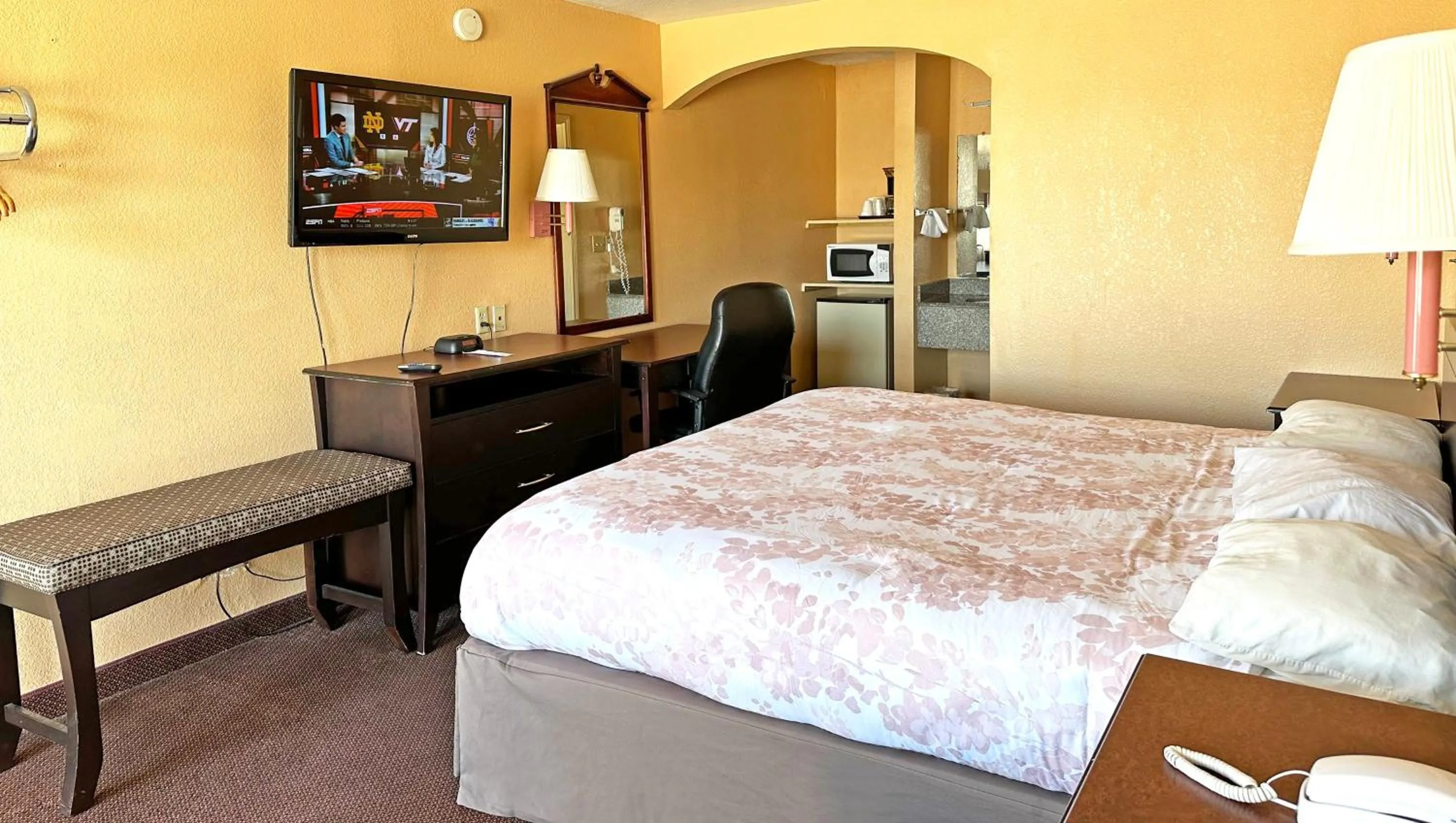 Bedroom, Bed in Apollo Lodge and RV Park