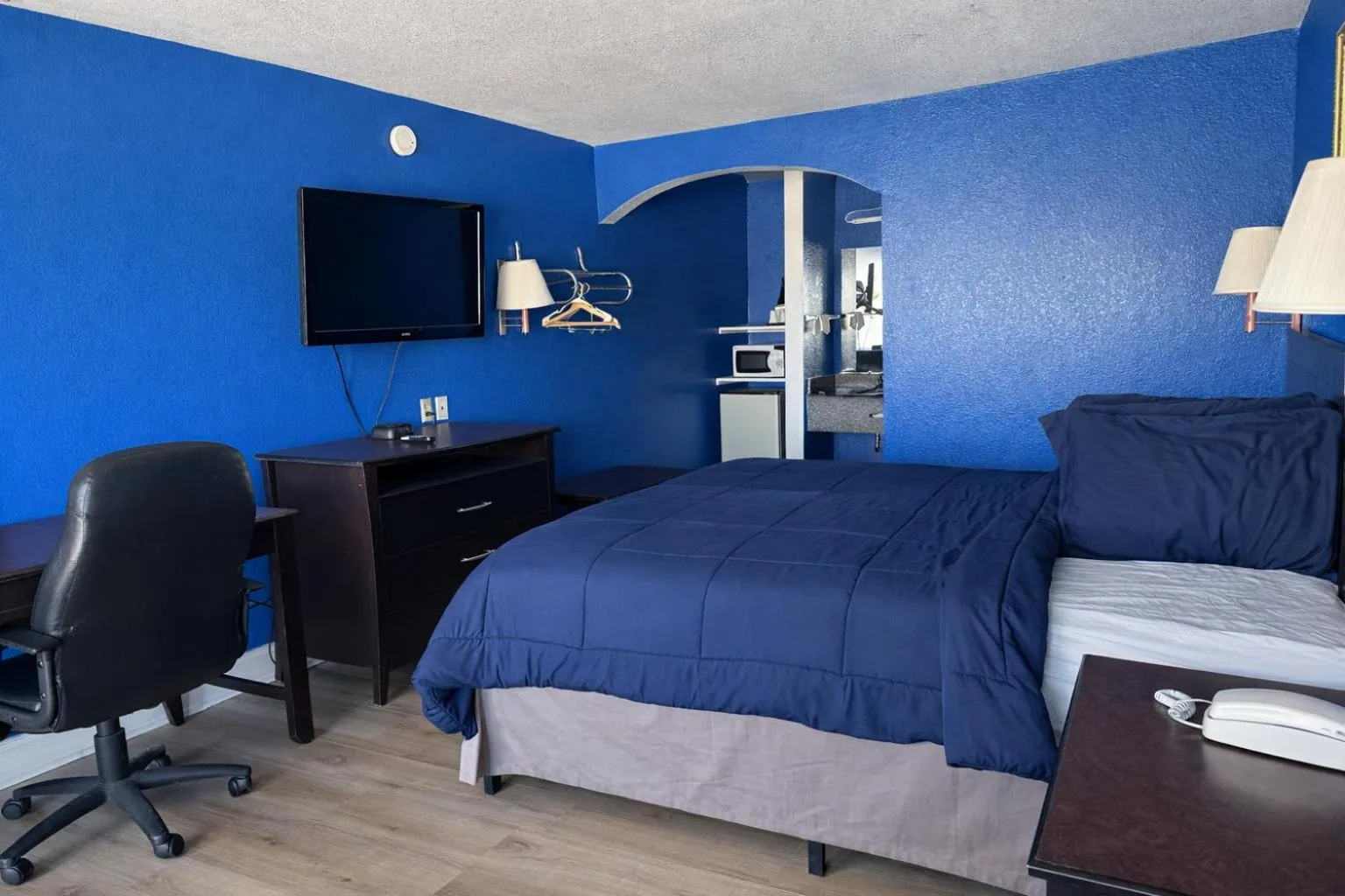 Bed in Apollo Lodge and RV Park