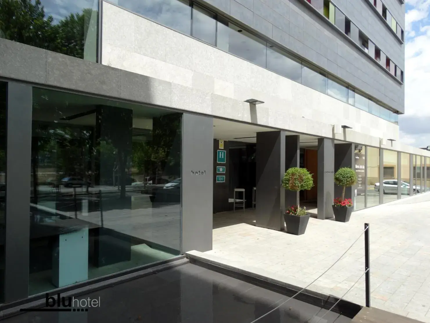Facade/entrance in Blu Hotel Almansa Facade/entrance in Blu Hotel Almansa