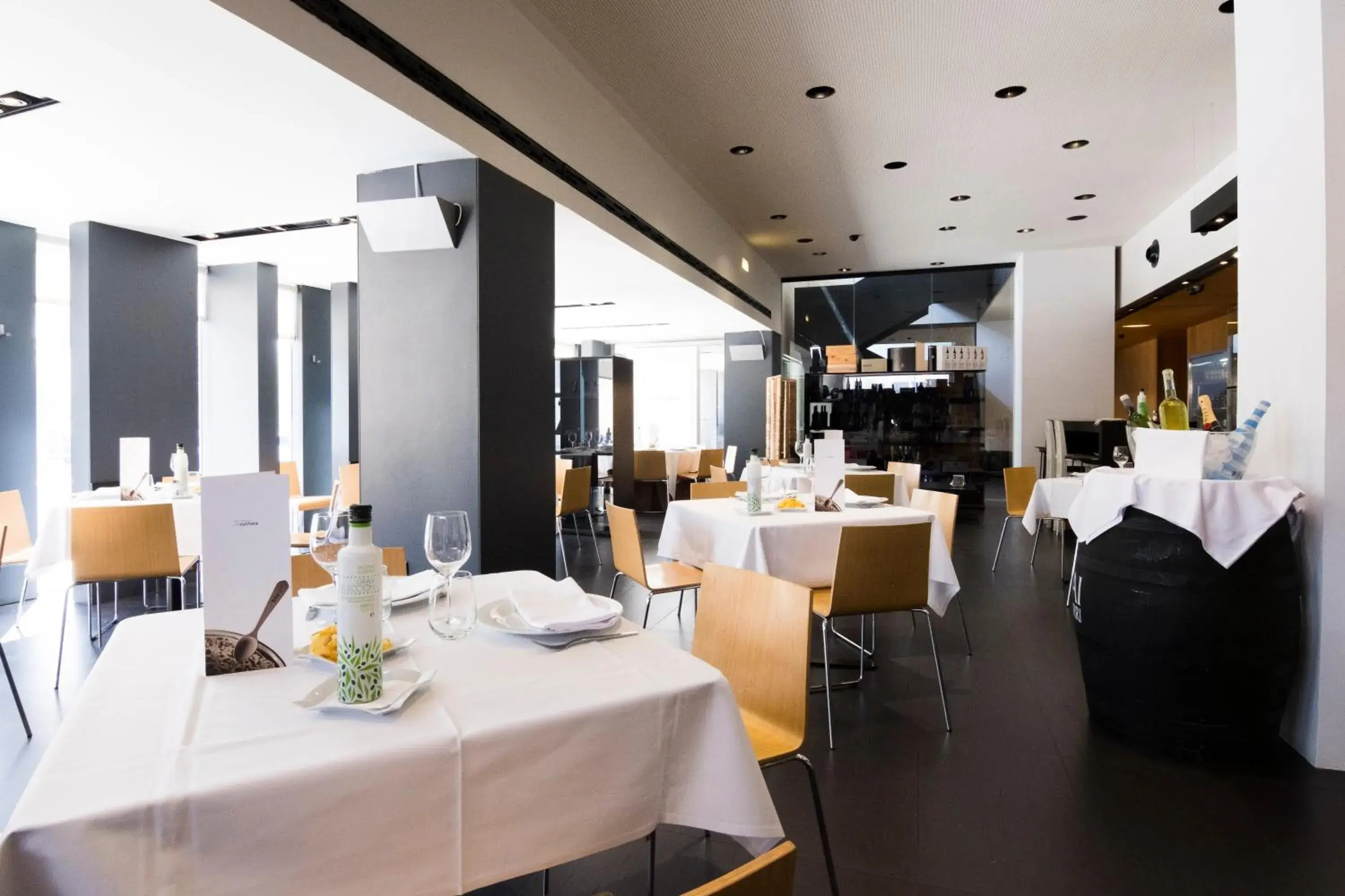 Restaurant/places to eat in Blu Hotel Almansa Restaurant/places to eat in Blu Hotel Almansa