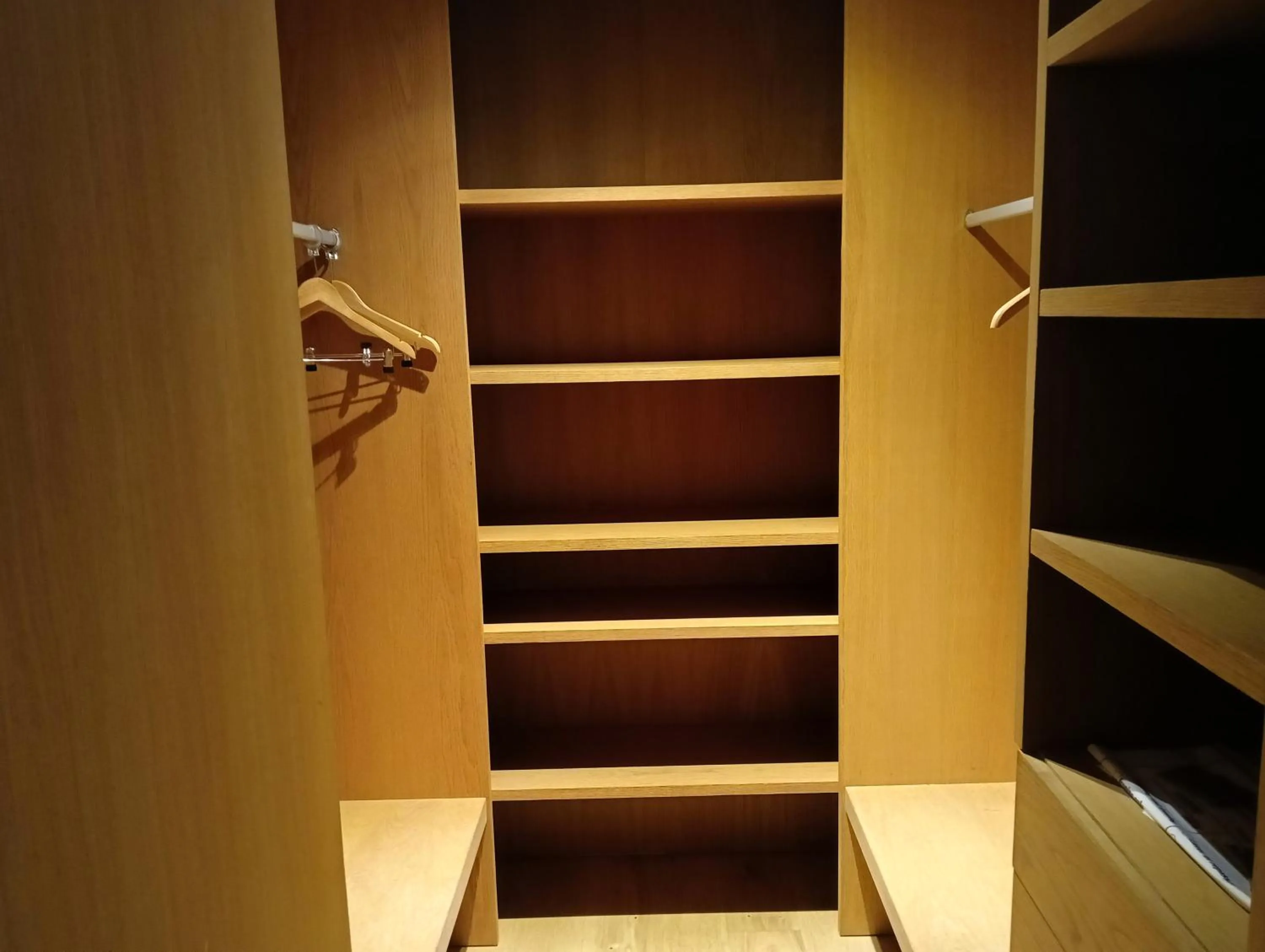 wardrobe in Blu Hotel Almansa