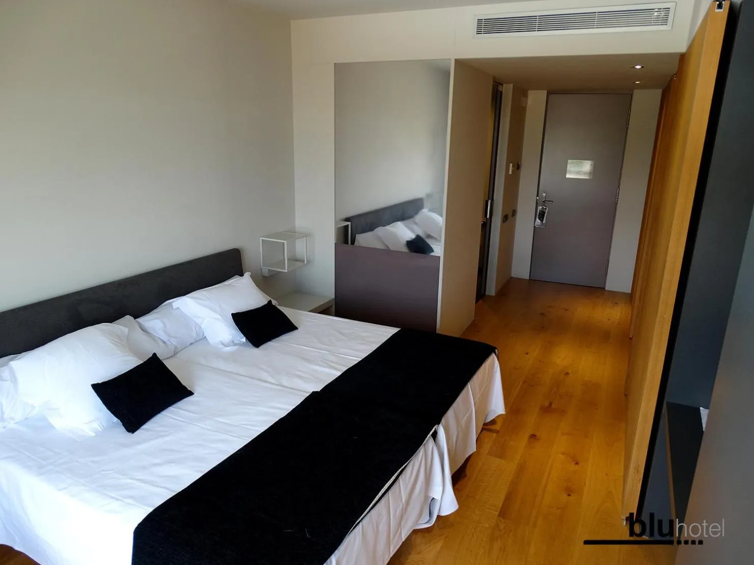 Photo of the whole room, Bed in Blu Hotel Almansa