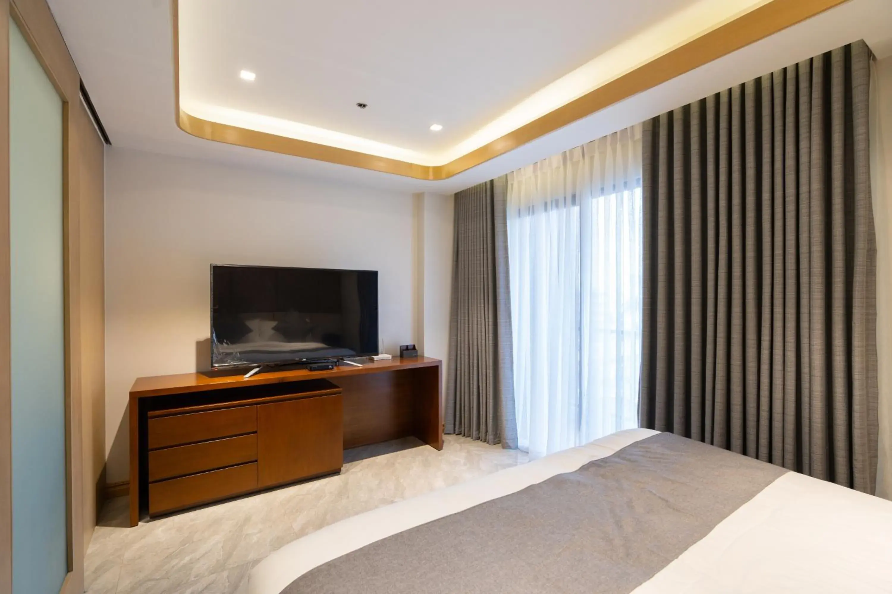 Bed in One Euphoria Luxe Hotel Bed in One Euphoria Luxe Hotel