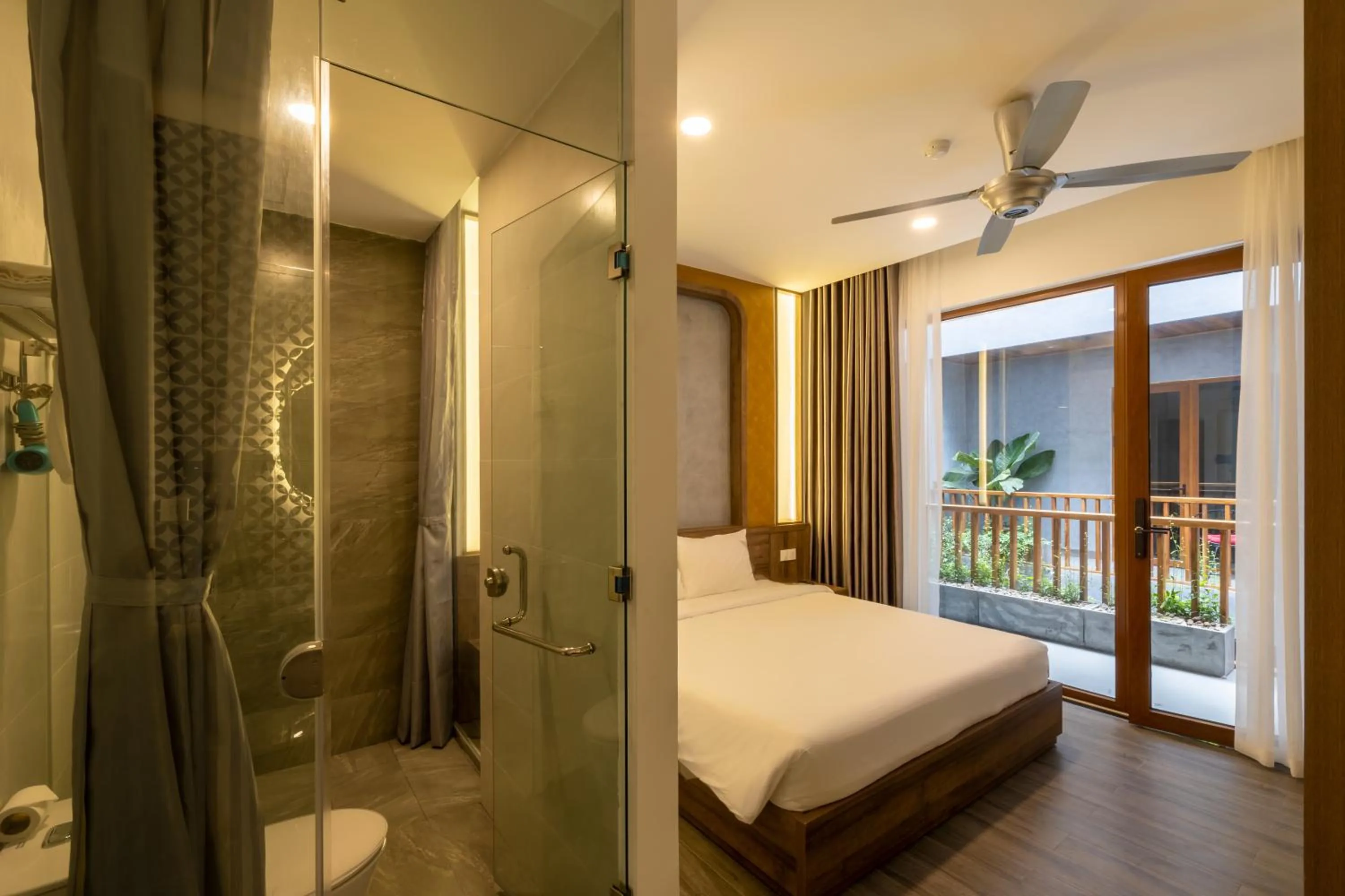 Shower, Bed in Moon Sun Boutique Villa Hotel
