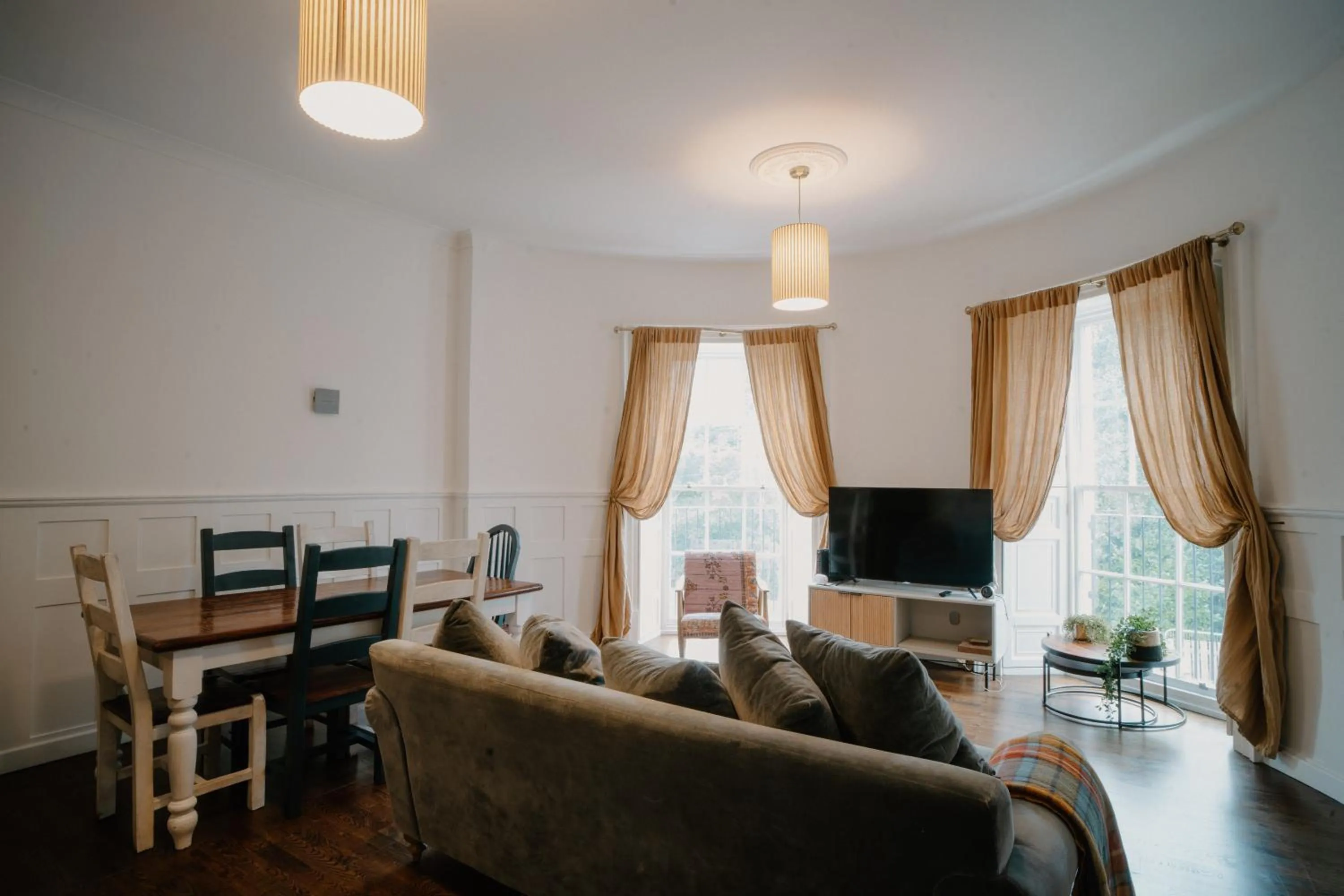 Communal lounge/ TV room in Slateford House 1770 Luxury Aparthotel by The House of Danu