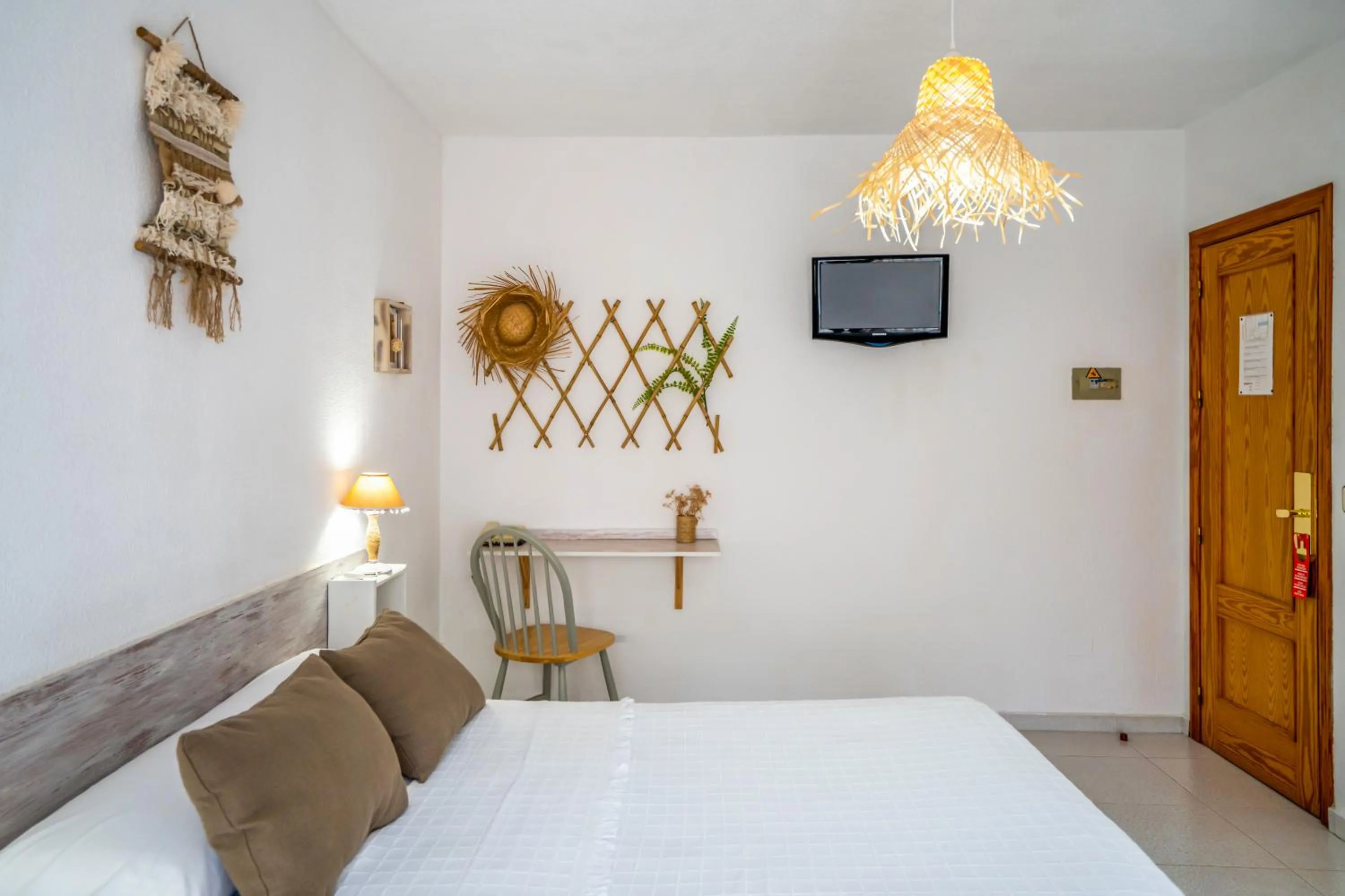 TV and multimedia, Bed in LOS NAREJOS Hotel