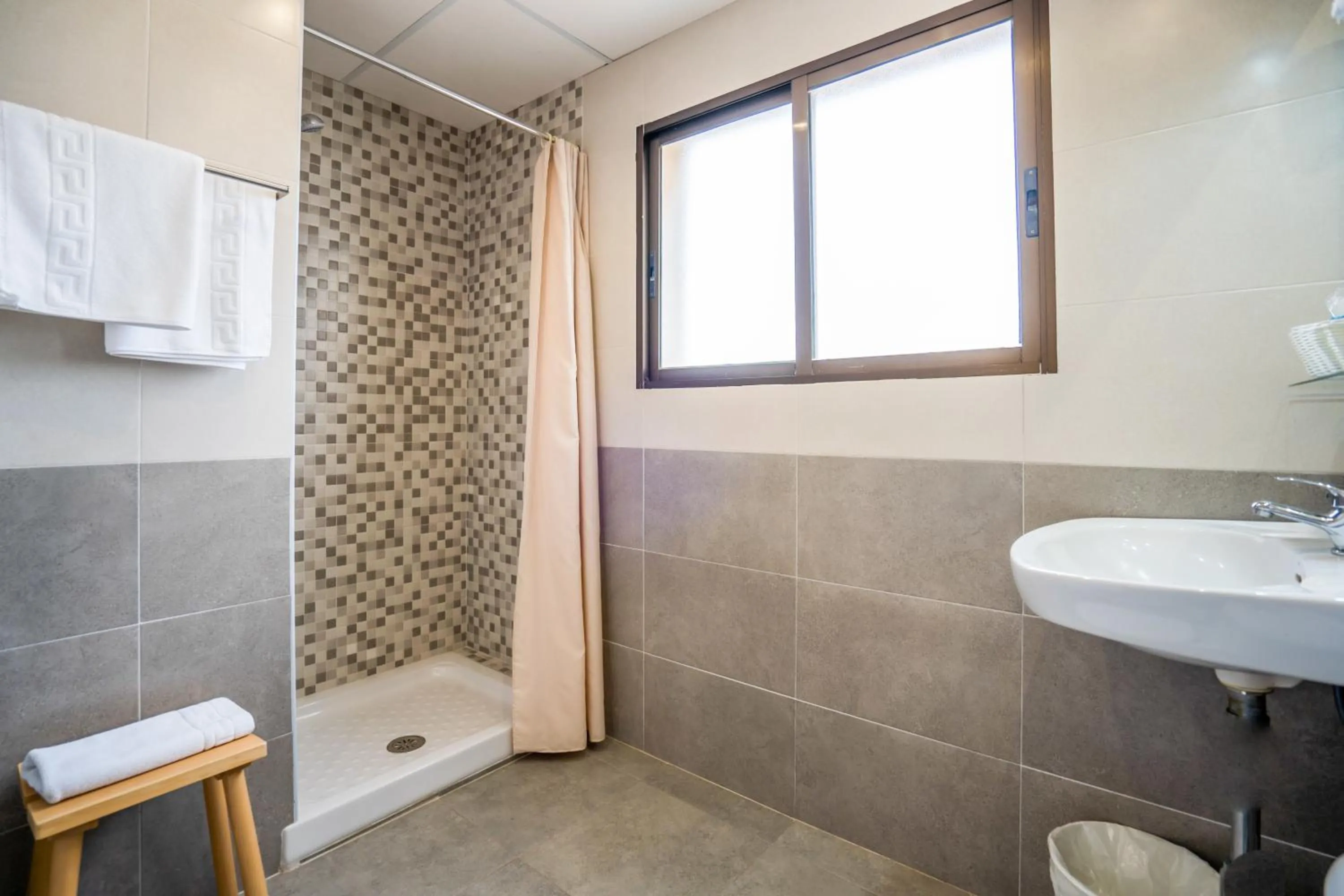 Shower in LOS NAREJOS Hotel