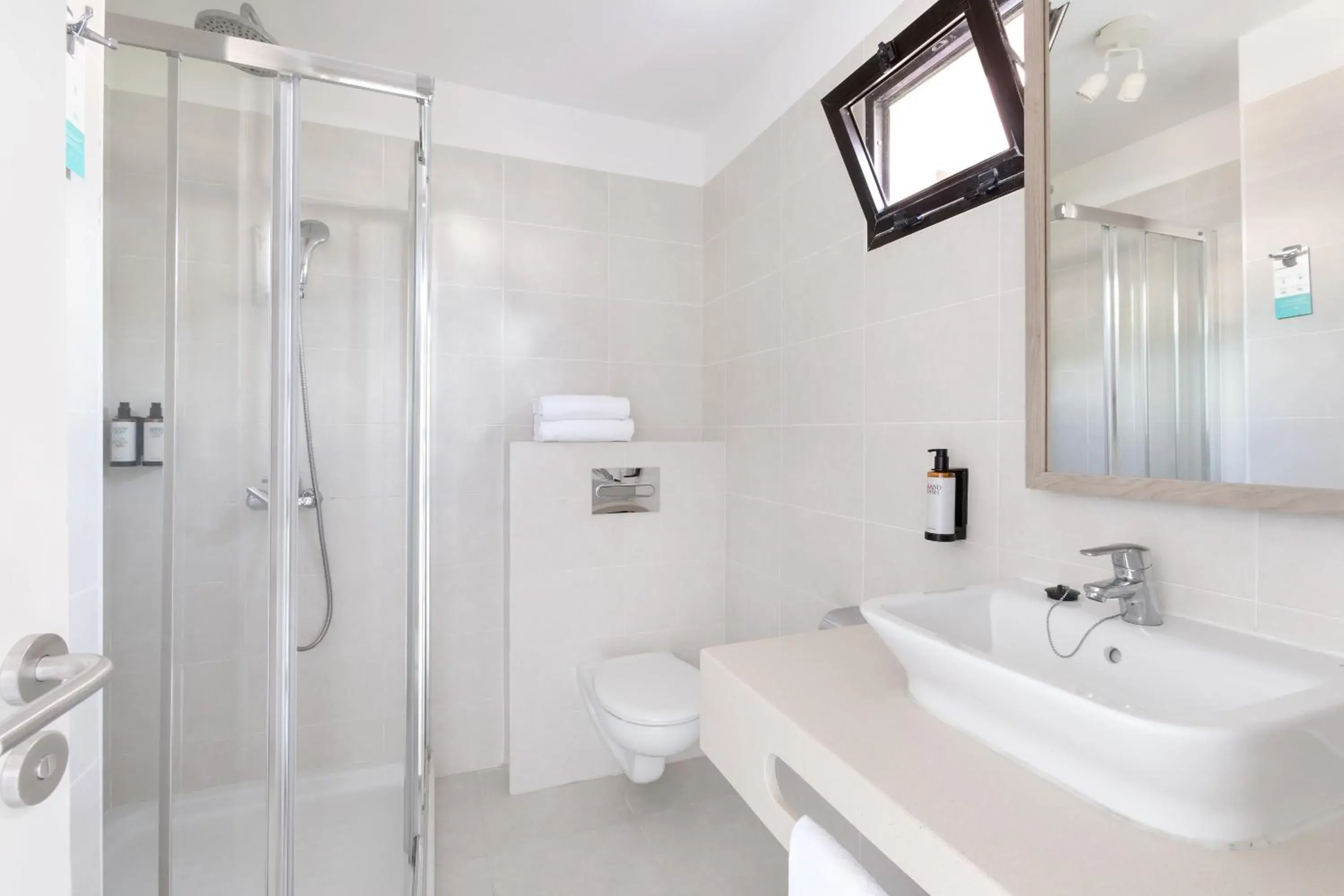 Shower in Sol Sun Beach Apartamentos Shower in Sol Sun Beach Apartamentos