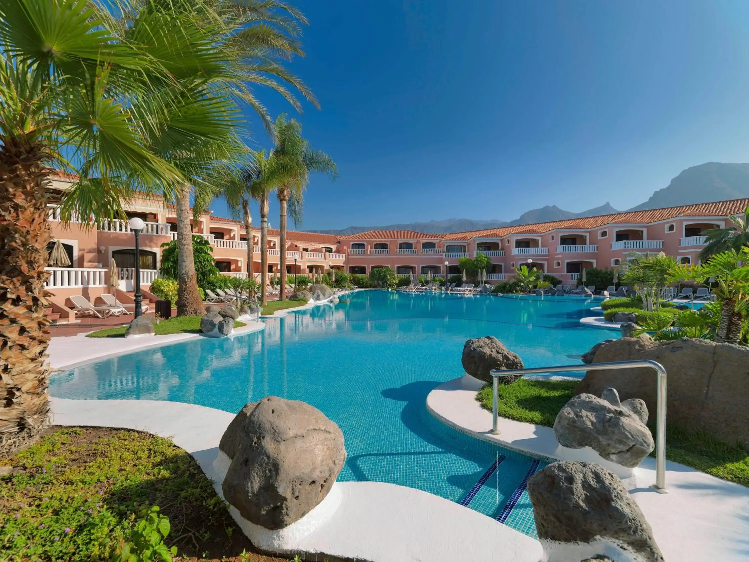 Property building in Sol Sun Beach Apartamentos Property building in Sol Sun Beach Apartamentos