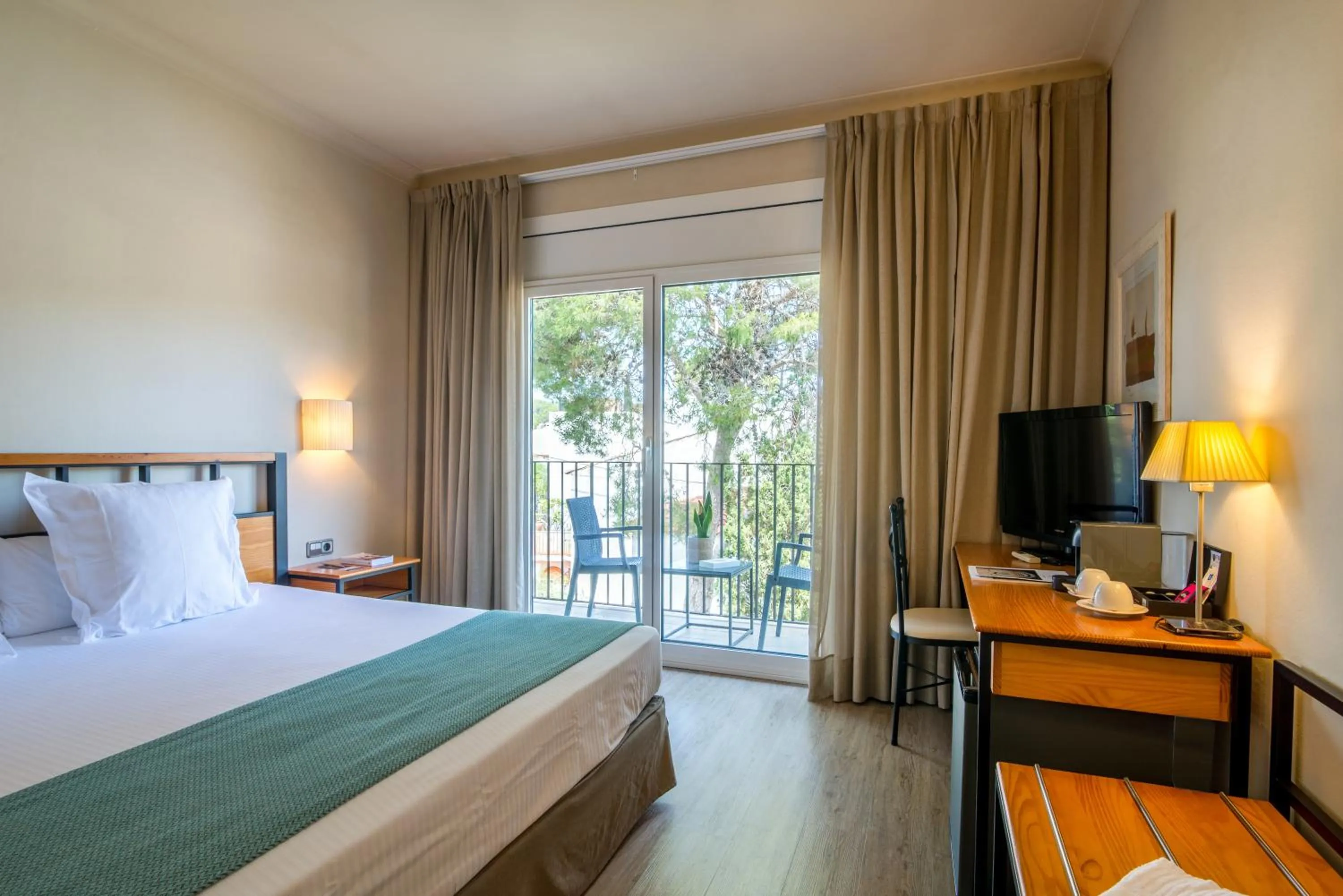 Photo of the whole room, Bed in Hotel Hostalillo by Escampa Hotels