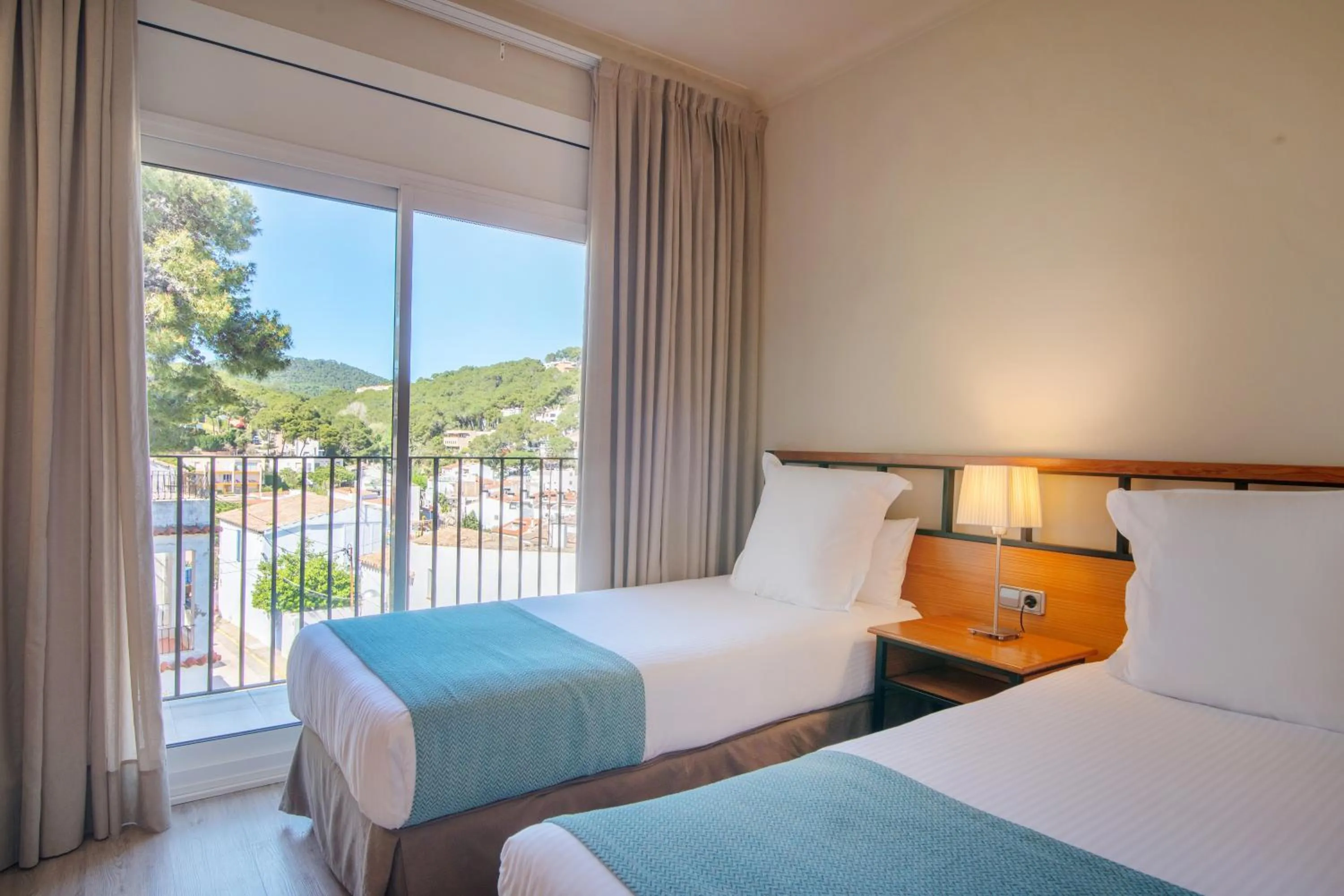 Photo of the whole room, Bed in Hotel Hostalillo by Escampa Hotels