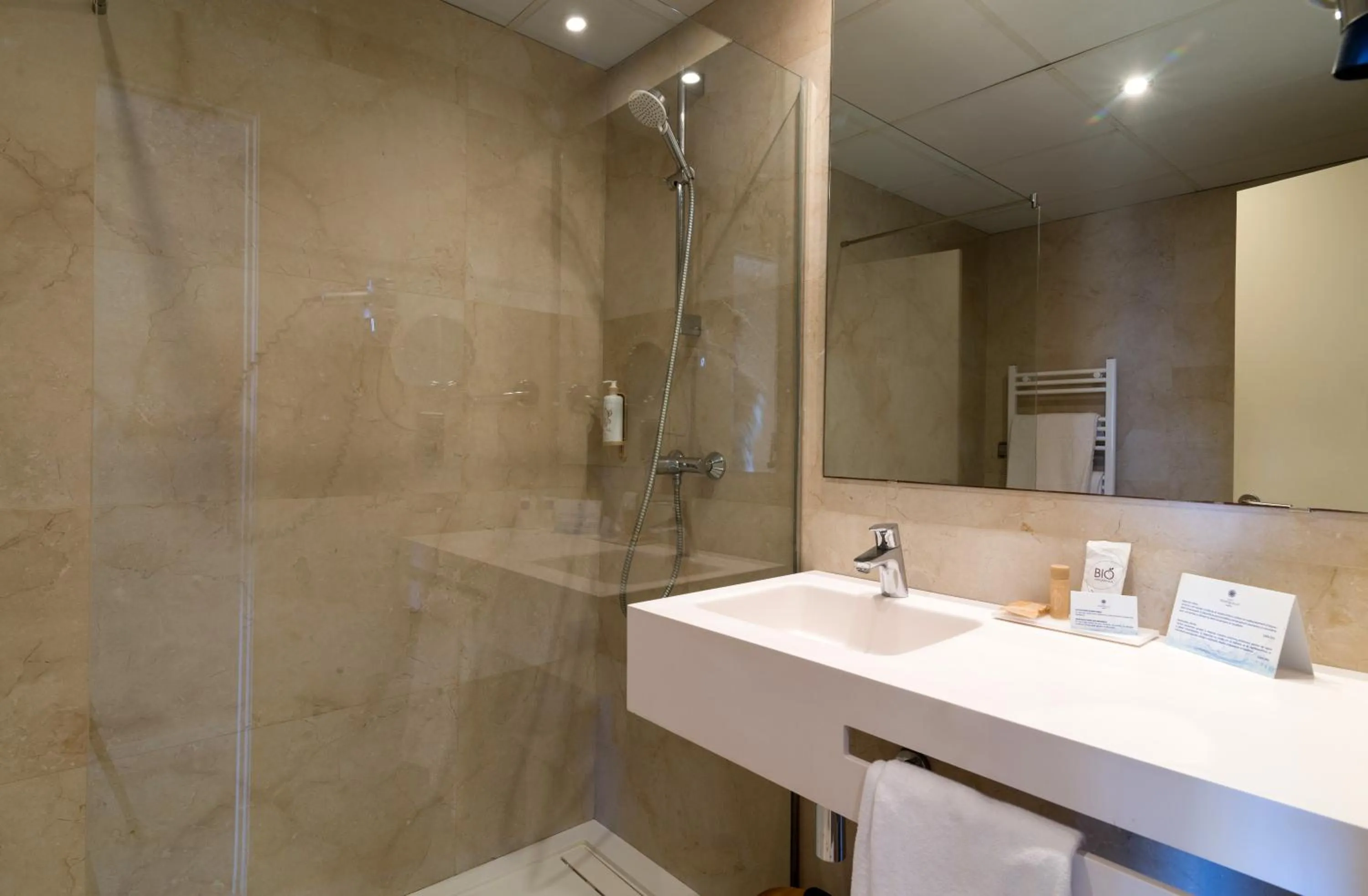 Shower in Hotel Hostalillo by Escampa Hotels