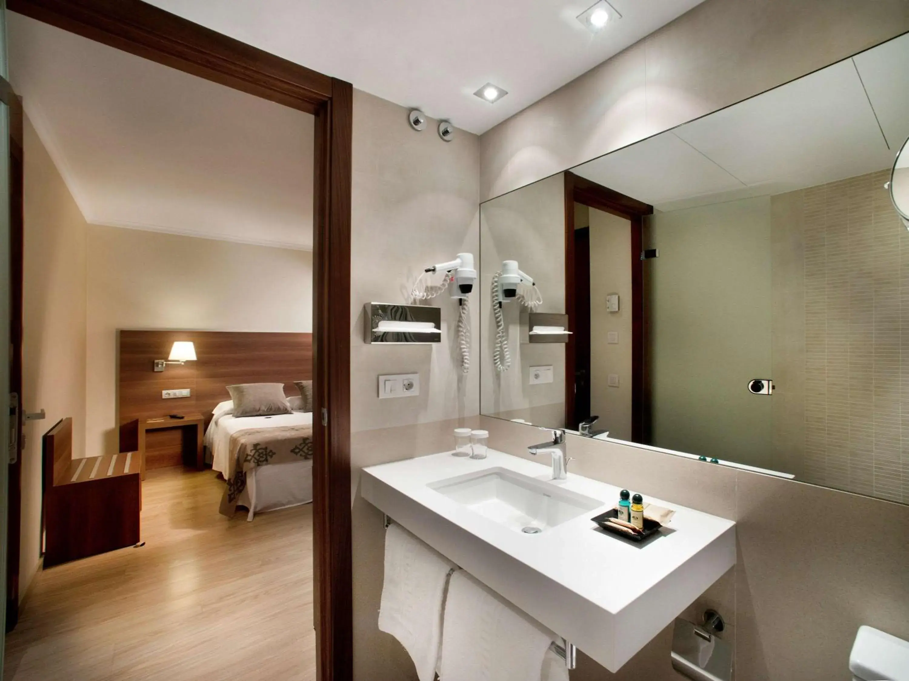 Photo of the whole room in Ibis Styles Figueres Ronda Photo of the whole room in Ibis Styles Figueres Ronda