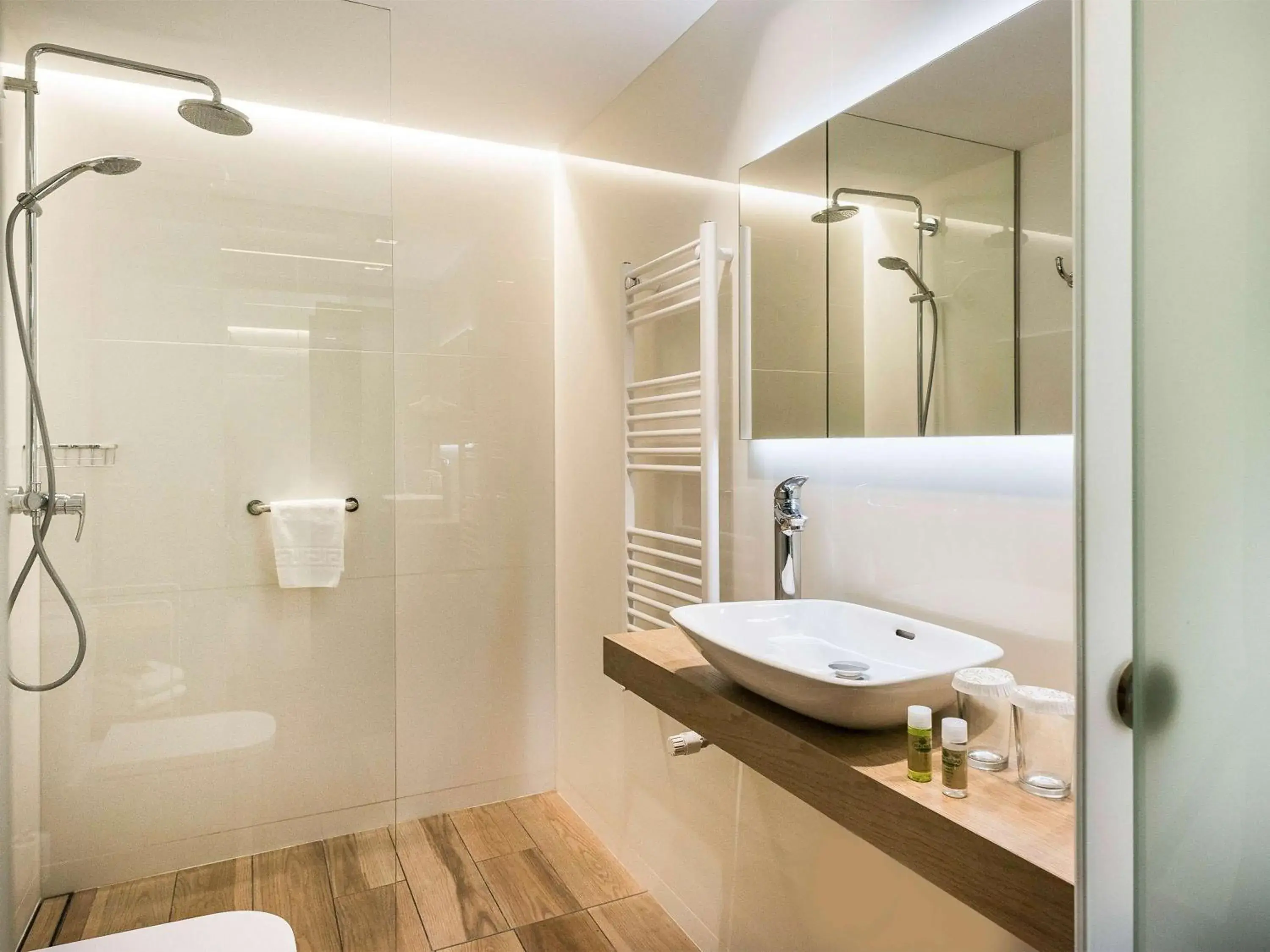 Photo of the whole room in Ibis Styles Figueres Ronda Photo of the whole room in Ibis Styles Figueres Ronda