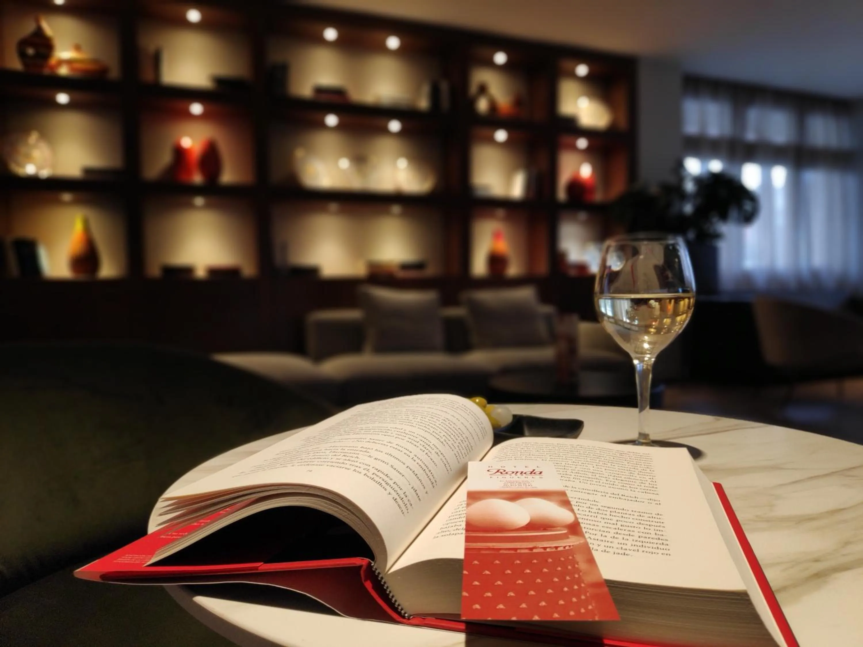 Communal lounge/ TV room in Ibis Styles Figueres Ronda