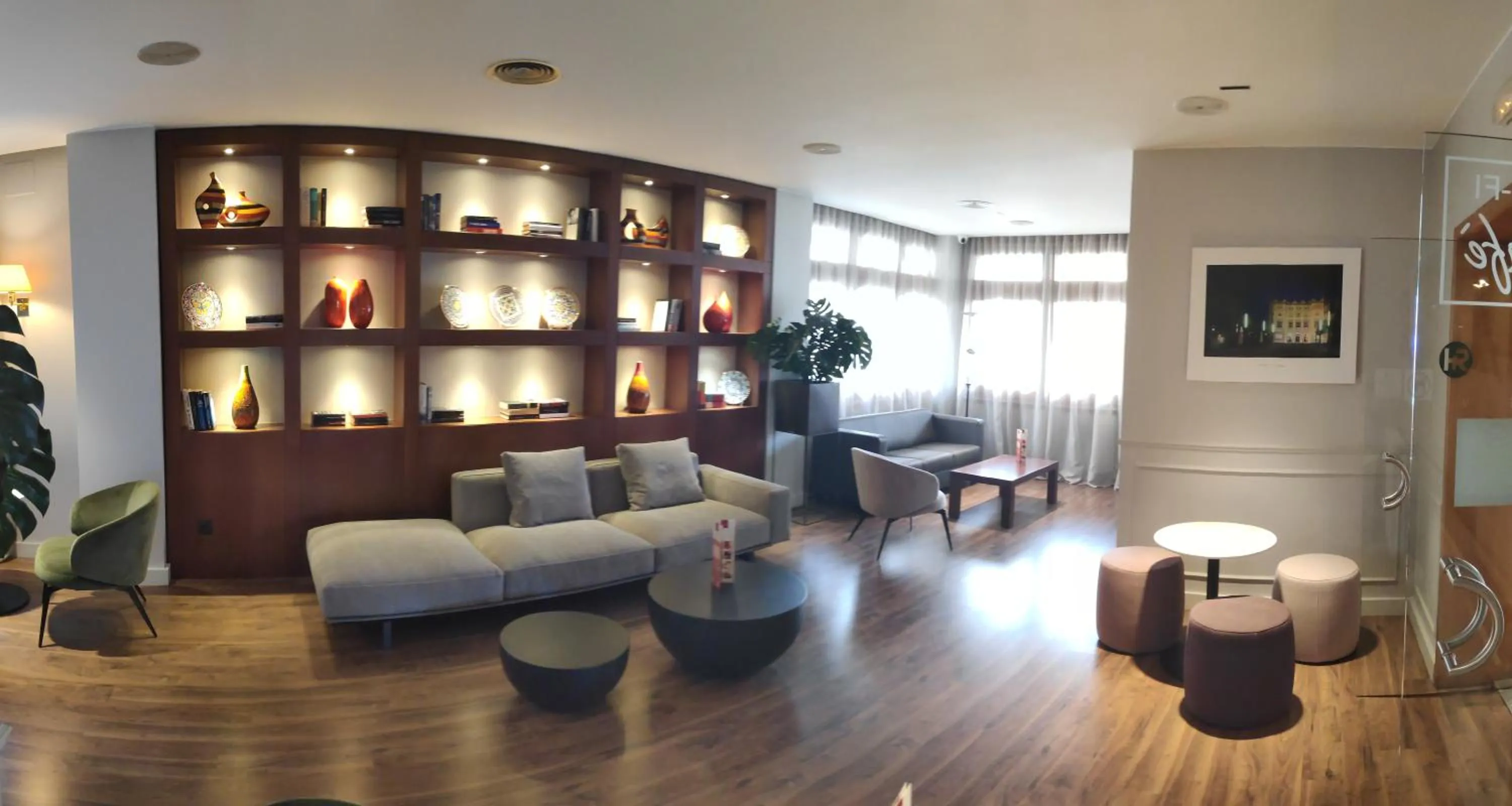 Communal lounge/ TV room in Ibis Styles Figueres Ronda