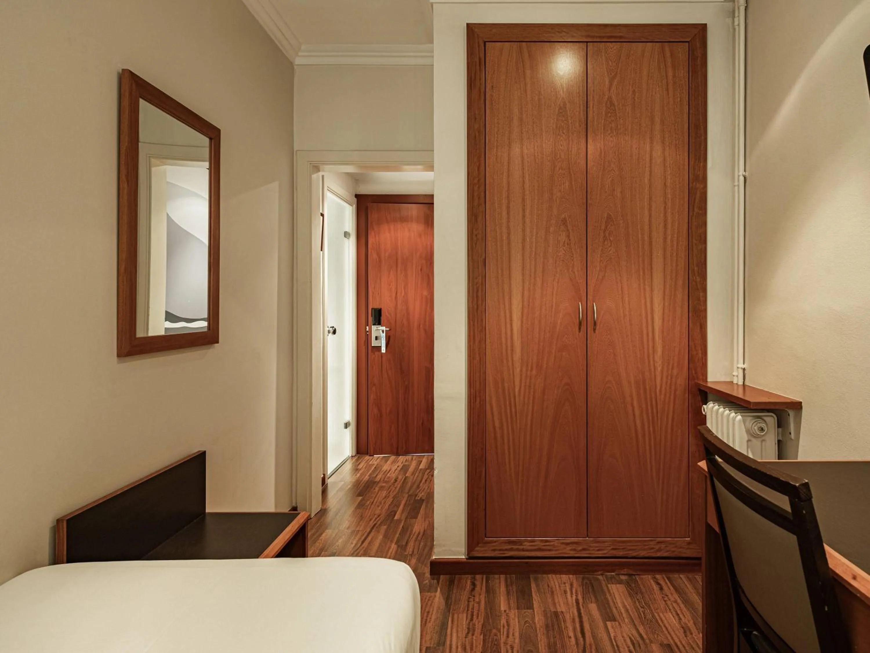 Bedroom, Bed in Ibis Styles Figueres Ronda